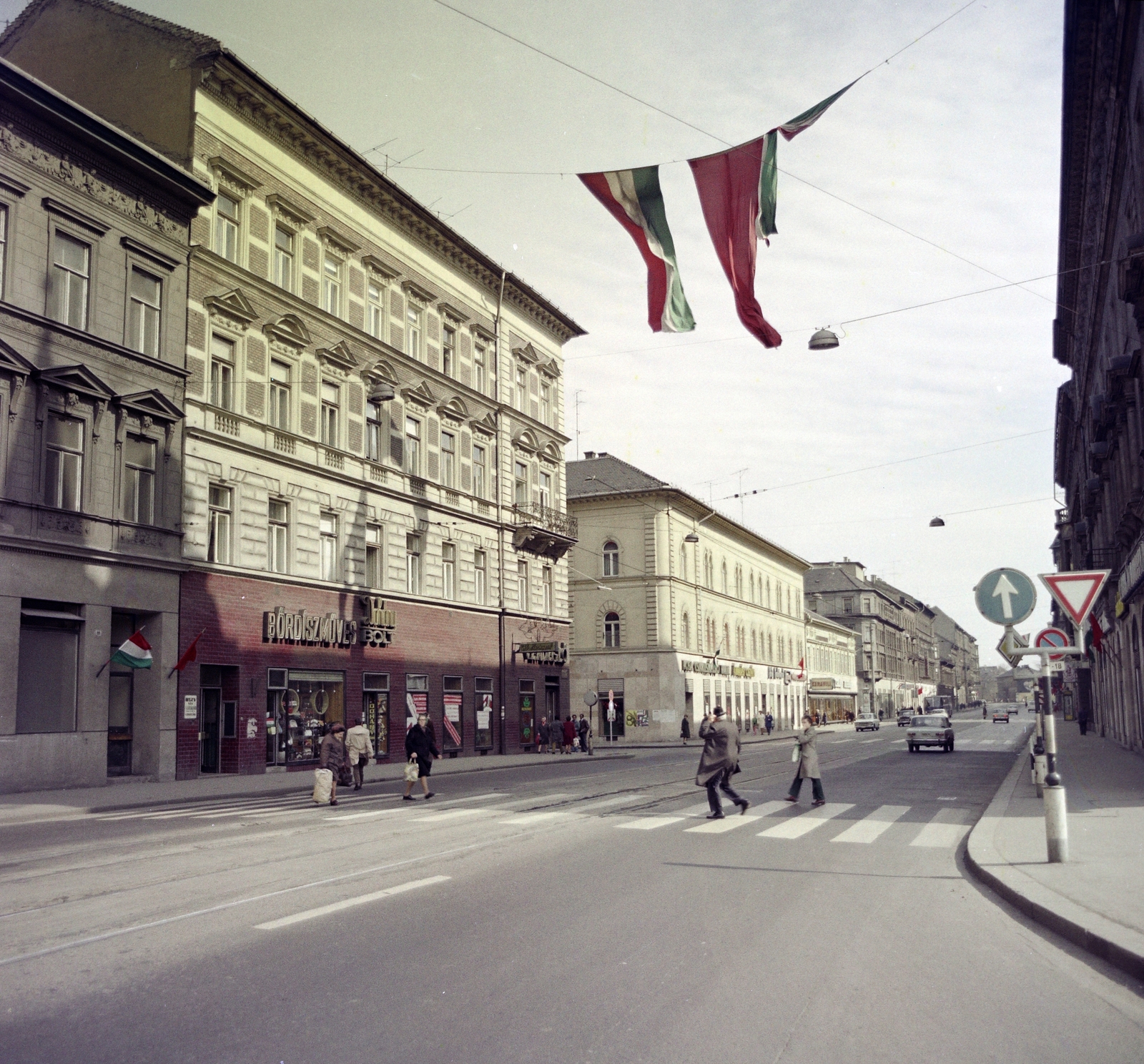 Hungary, Budapest VII., Thököly út a Verseny utca sarkán álló háztól a Hernád utca és a Dózsa György út közötti házsor felé nézve., 1977, Artfókusz, crosswalk, Budapest, Fortepan #280272