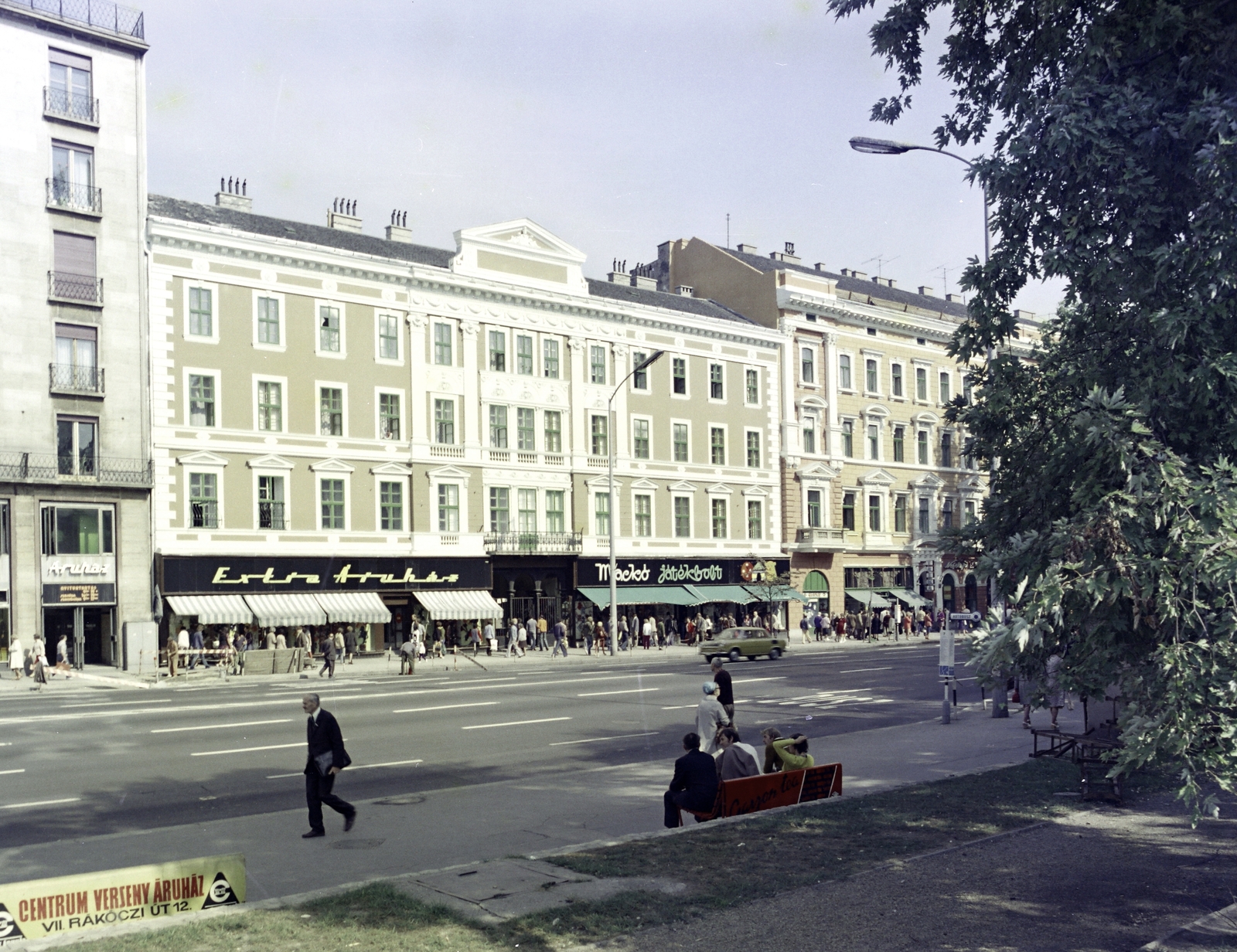 Hungary, Budapest VII., Rákóczi út, szemben középen a 6-os számú épületben az Extra Áruház és a Mackó Játékbolt., 1977, Artfókusz, Budapest, Fortepan #280275