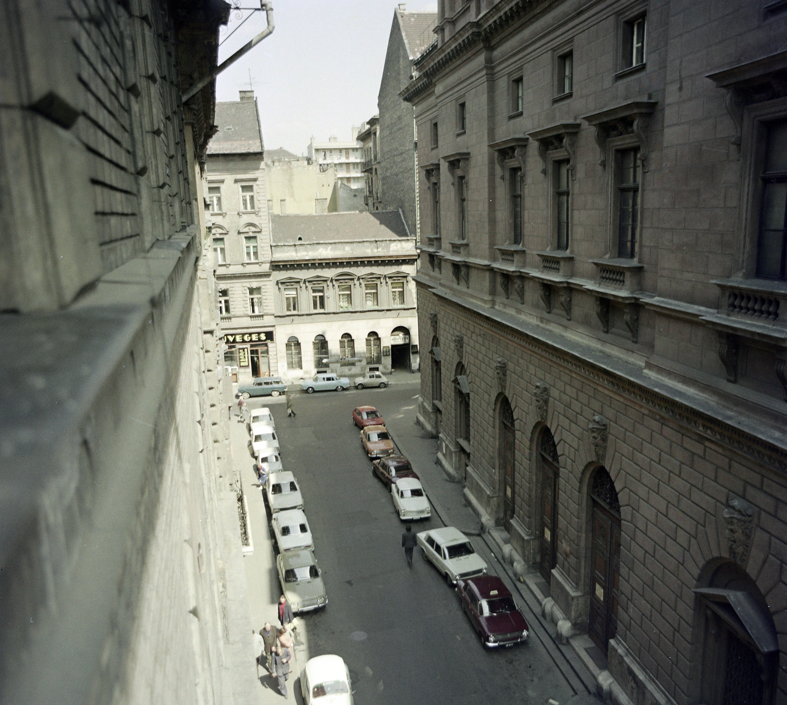 Hungary, Budapest VI., Lázár utca, kilátás a 18-as számú házból a Hajós utca felé, jobbra az Operaház., 1980, Artfókusz, Budapest, Fortepan #280290