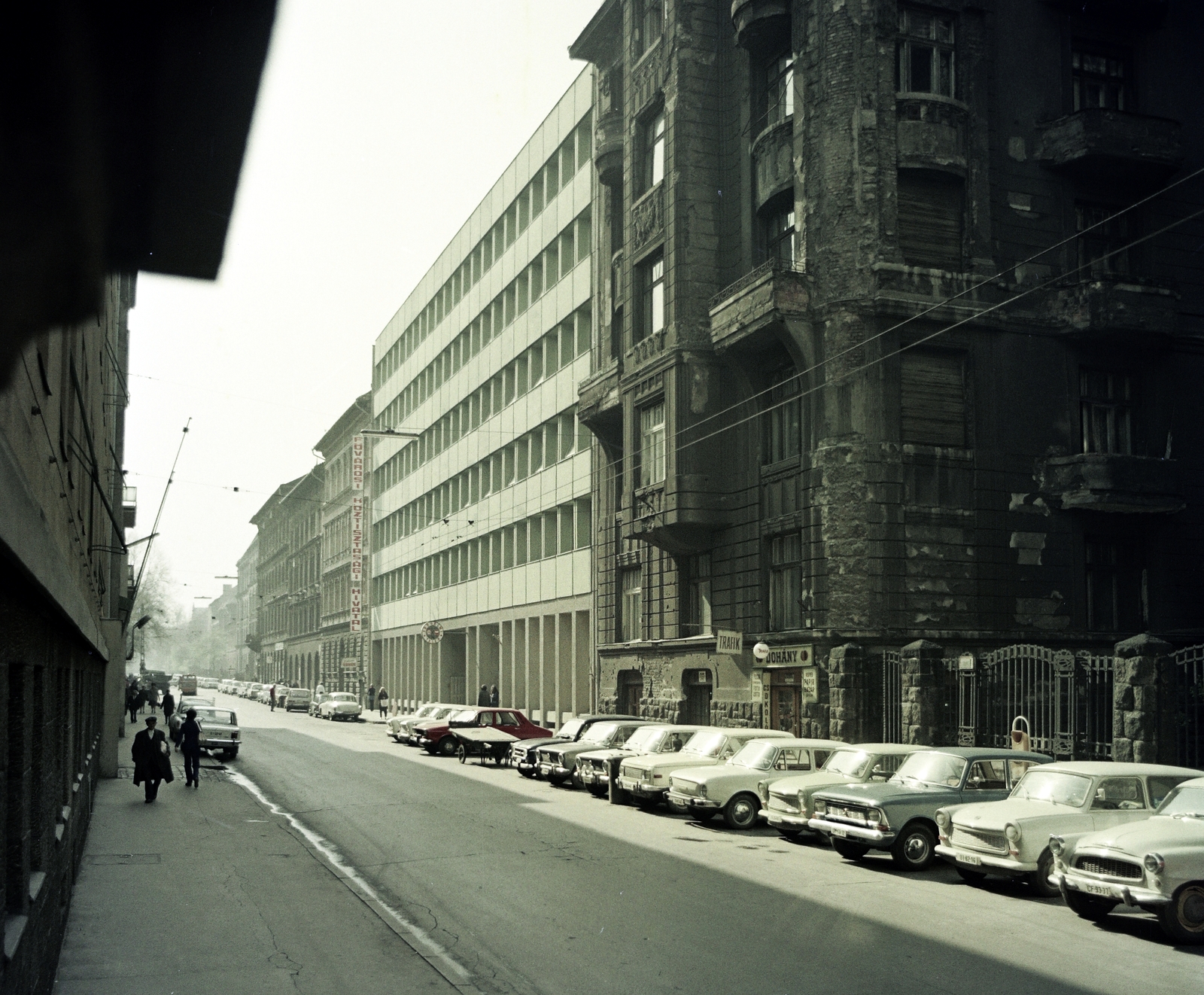 Hungary, Budapest VI., Rippl-Rónai utca, jobbra középen a 34-36. szám alatt a Fővárosi Köztisztasági Hivatal irodaháza., 1980, Artfókusz, Budapest, Fortepan #280293