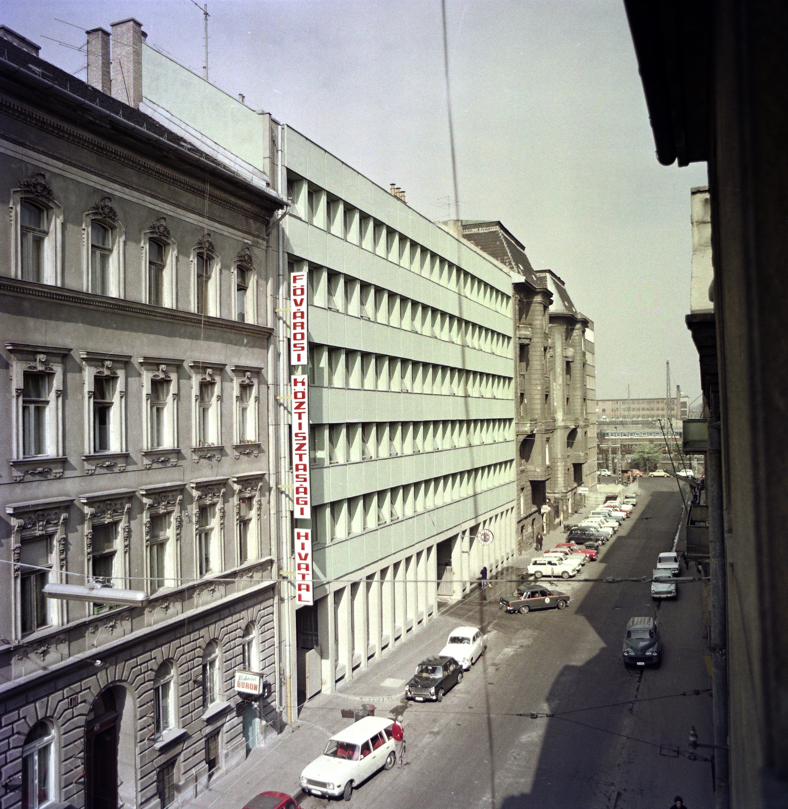 Magyarország, Budapest VI., Rippl-Rónai utca, balra középen a 34-36. szám alatt a Fővárosi Köztisztasági Hivatal irodaháza., 1980, Artfókusz, Fábián József, Budapest, Fortepan #280294