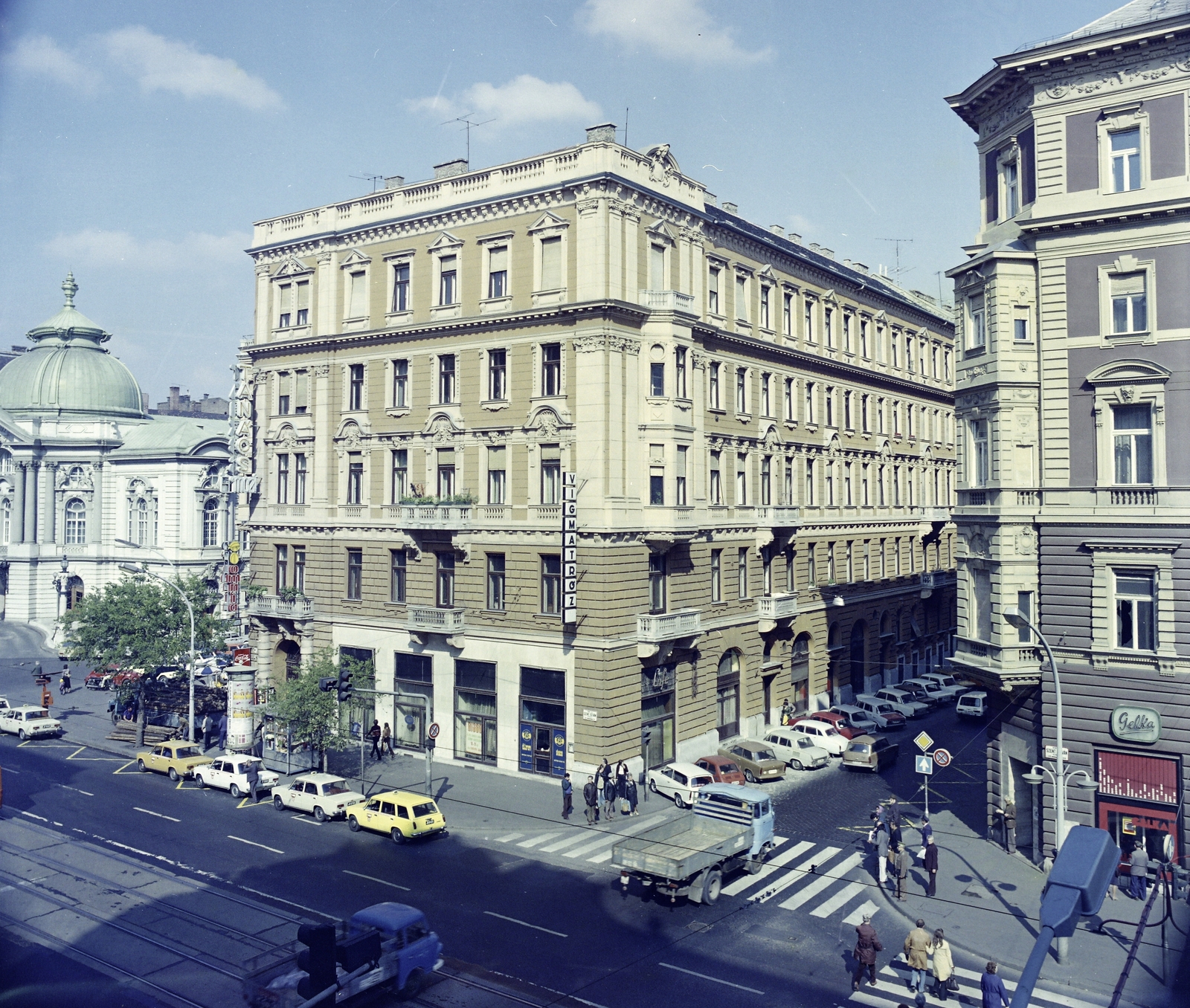 Magyarország, Budapest XIII., Szent István körút 16., balra a Vígszínház, jobbra a Hegedűs Gyula utca., 1980, Artfókusz, Fábián József, gyalogátkelő, Budapest, Fortepan #280296