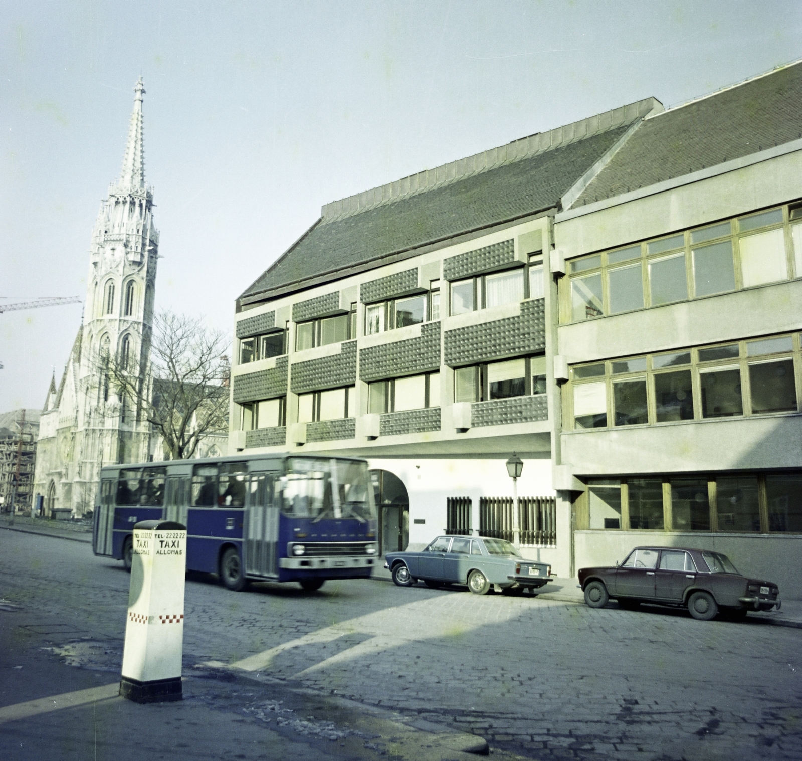 Magyarország, budai Vár, Budapest I., Tárnok utca a busz mögött a 13-as számú ház, mellette a 9-11. szám alatti Budavári Általános Iskola épülete. Balra a háttérben a Mátyás-templom., 1975, Artfókusz, Fábián József, VAZ 2101, Volvo 164, Ikarus 260, Budapest, színes, autóbusz, Fortepan #280297