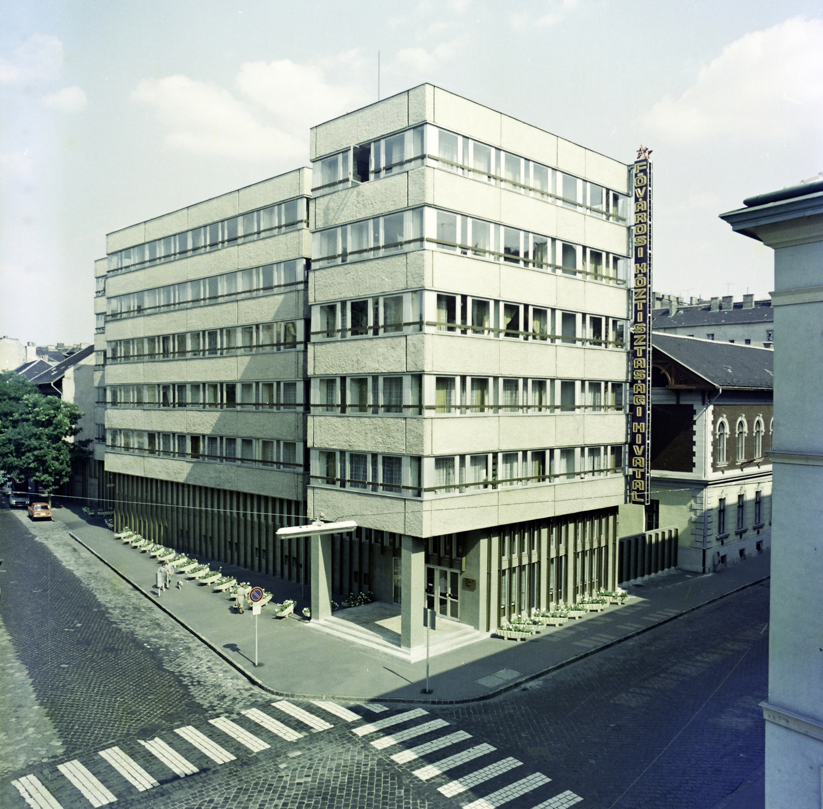 Magyarország, Budapest VIII., Alföldi utca és Kun utca kereszteződése, szemben a Fővárosi Köztisztasági Hivatal székháza., 1982, Artfókusz, Fábián József, neon felirat, Budapest, Fortepan #280299