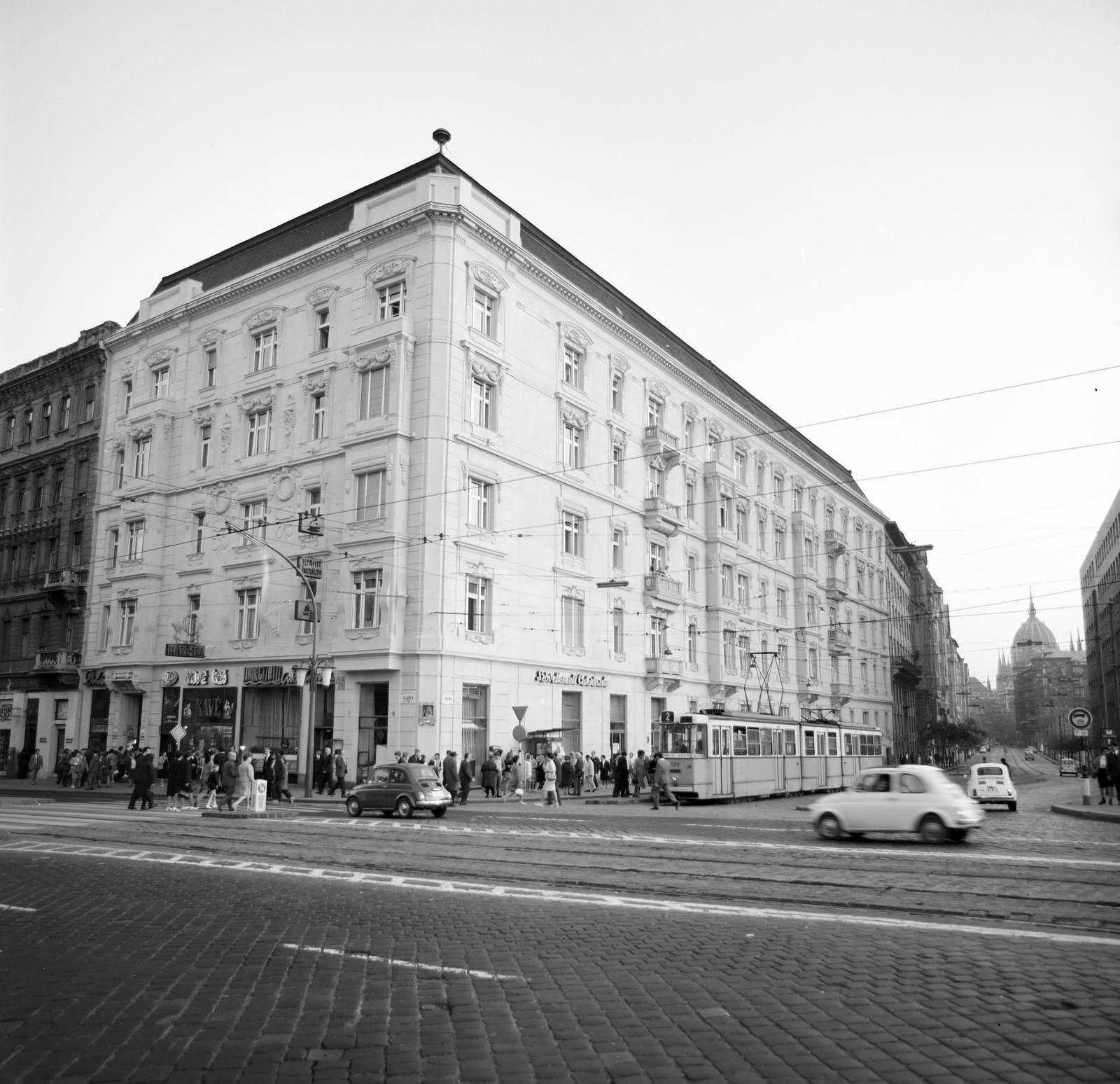 Magyarország, Budapest V., Szent István körút 1. számú ház, jobbra a Jászai Mari tér. Távolban a Parlament kupolája látszik., 1972, Artfókusz, Fábián József, Fiat 500, Budapest, Fortepan #280300