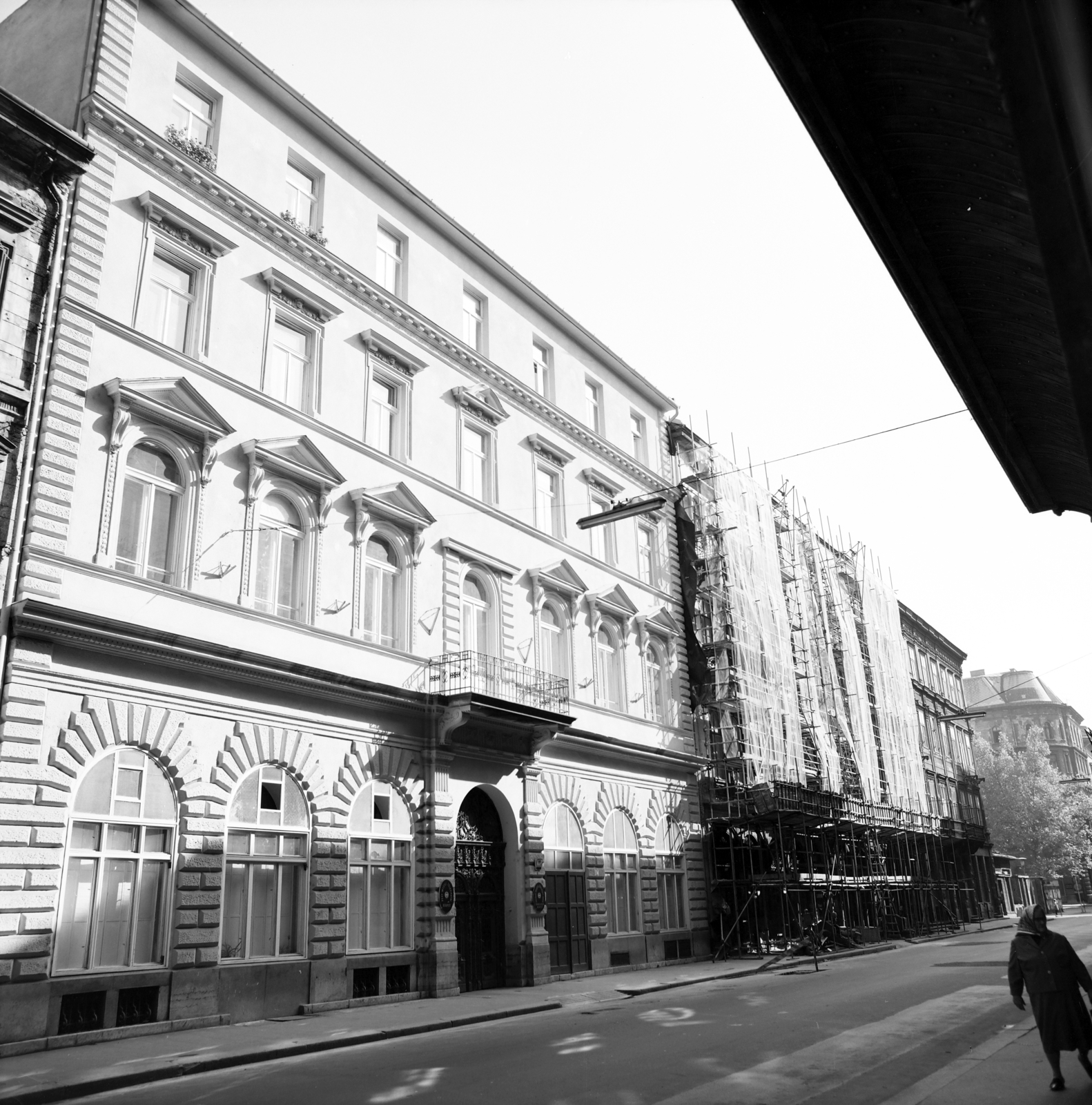 Magyarország, Budapest V., Sas (Guszev) utca, szemben a felújított 19-es számú ház, jobbra a Szent István tér sarkán álló ház látható., 1972, Artfókusz, Fábián József, Budapest, Fortepan #280301