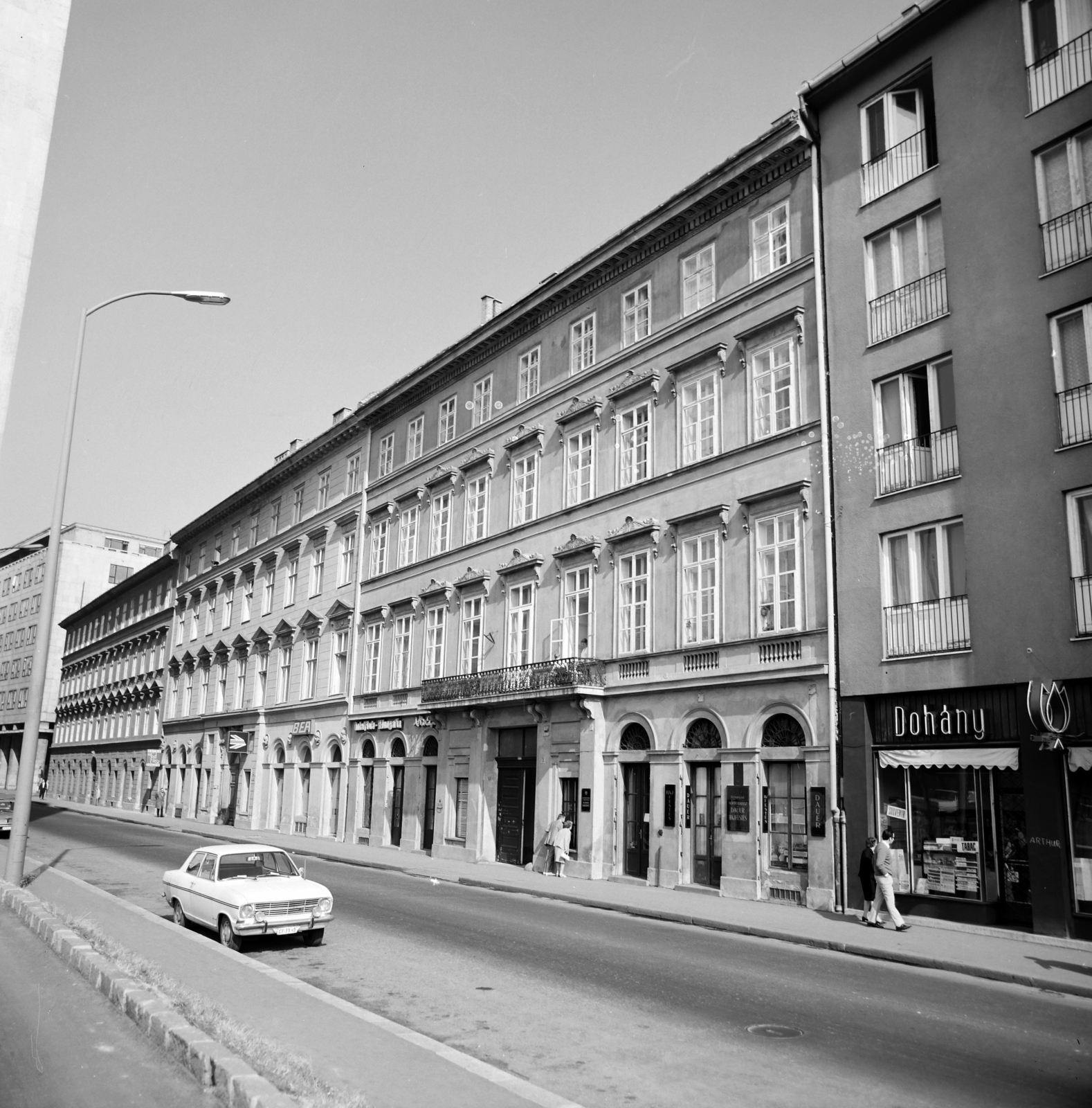 Hungary, Budapest V., az Apáczai Csere János utca Türr István utca - Régi posta utca közötti házsora., 1973, Artfókusz, Opel Kadett B, Budapest, Fortepan #280305