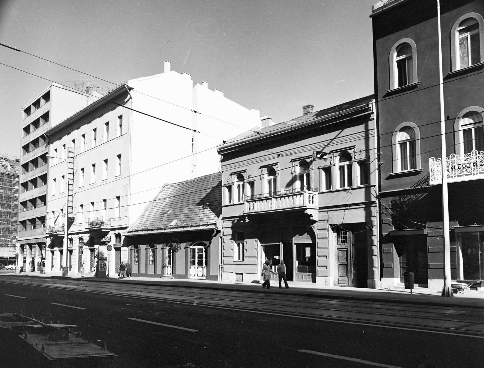 Magyarország, Budapest II., Margit körút (Mártírok útja), középen a 14-es számú földszintes épület a Paksi Halászcsárda., 1979, Artfókusz, Fábián József, Budapest, Fortepan #280306