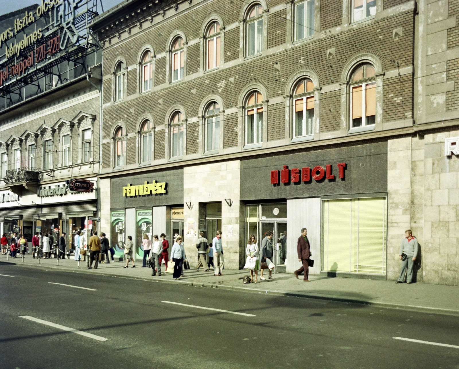 Magyarország, Budapest VII., Thököly út, balra a 2-es, szemben a 4-es számú ház., 1978, Artfókusz, Fábián József, Budapest, erkély, épület, ablak, húsbolt, színes, Fortepan #280307
