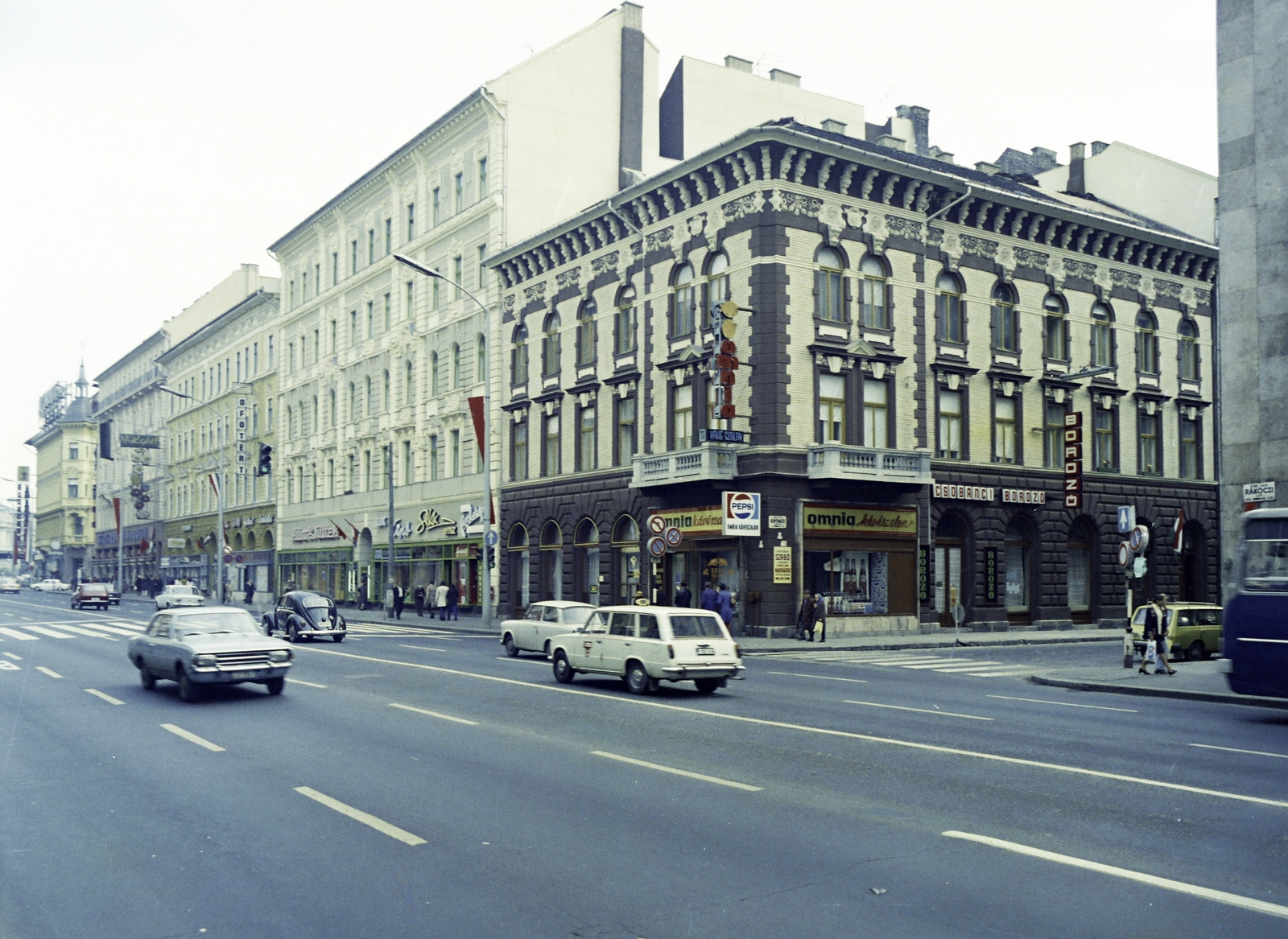 Magyarország, Budapest VIII., a Rákóczi út felújított házsora a Berzsenyi utca - Kenyérmező utca közötti szakaszon., 1977, Artfókusz, Fábián József, Budapest, Fortepan #280314