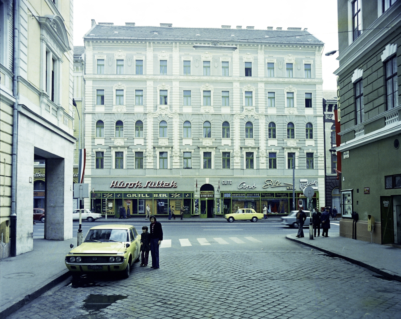 Magyarország, Budapest VII.,Budapest VIII., Huszár utca, szemben a felújított Rákóczi út 69-es számú ház., 1977, Artfókusz, Fábián József, Budapest, Fortepan #280315