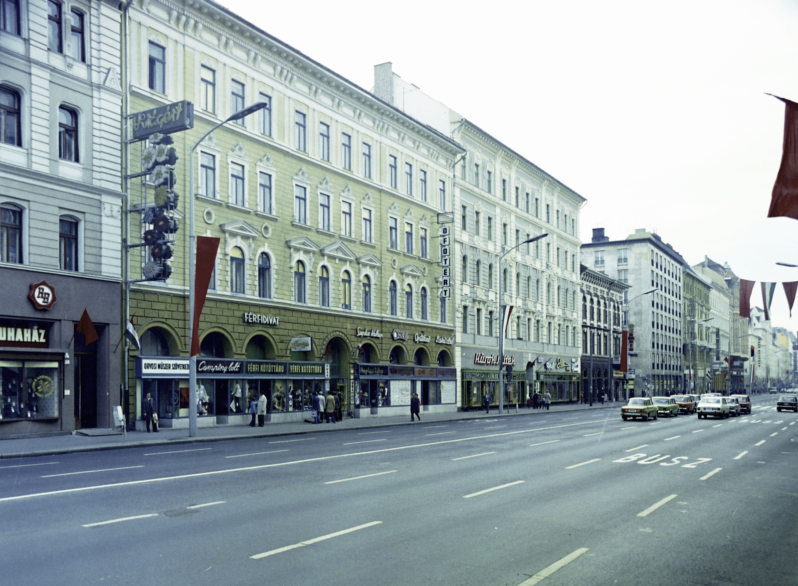 Hungary, Budapest VIII., a Rákóczi út felújított házsora a Berzsenyi utca - Kenyérmező utca - Luther utca közötti szakaszon., 1977, Artfókusz, Budapest, Fortepan #280316