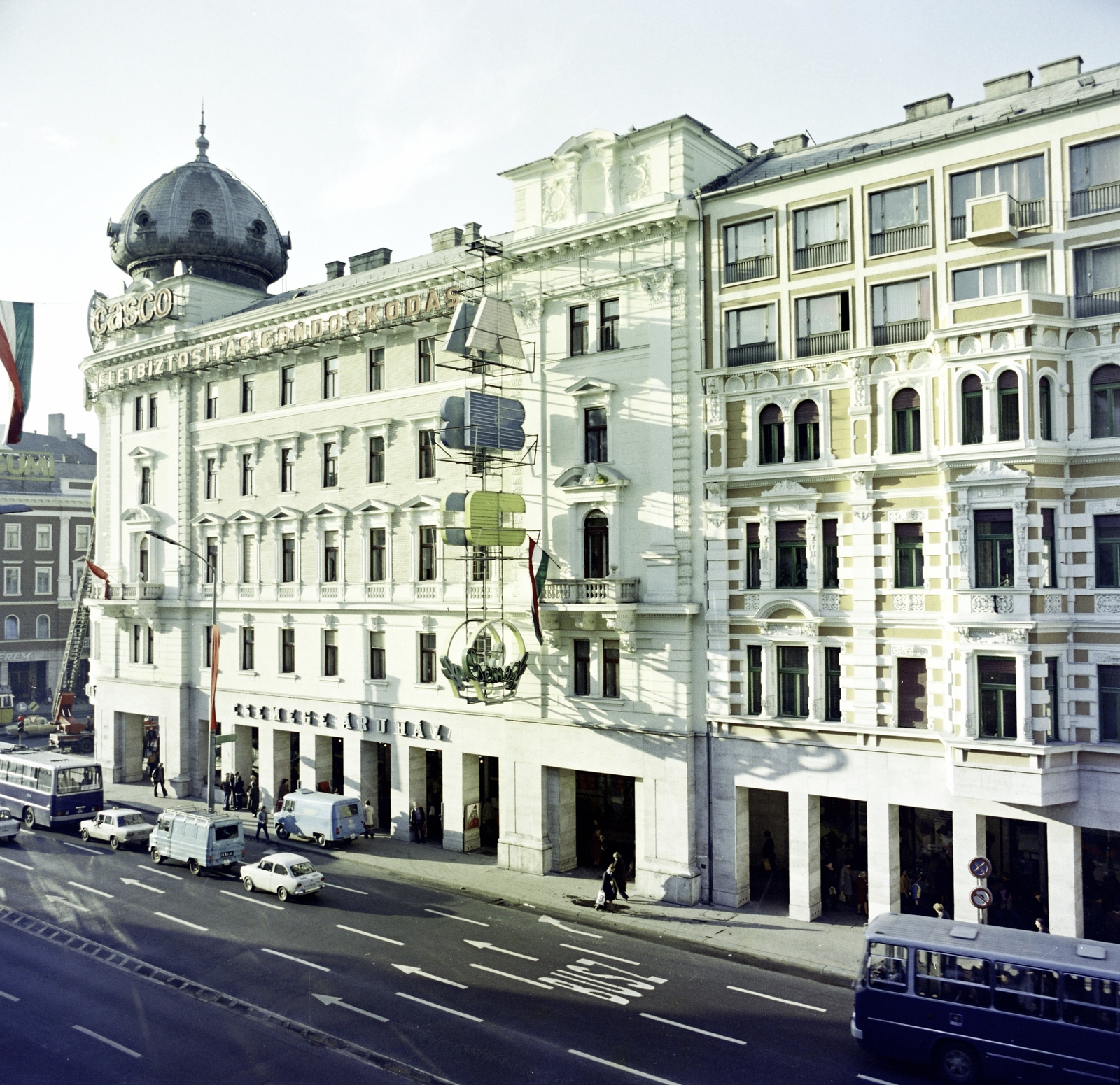 Magyarország, Budapest VII., kilátás a Csokonai utca sarkán álló Palace Hotelből a Rákóczi út - Erzsébet (Lenin) körút sarkán álló épület felé., 1977, Artfókusz, Fábián József, Budapest, Fortepan #280317