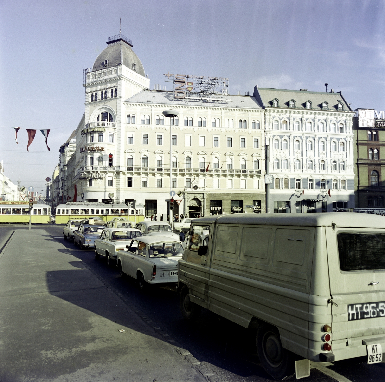 Hungary, Budapest VII.,Budapest VIII., Rákóczi út a Blaha Lujza térnél, szemben a Rákóczi út - József körút sarkán álló felújított ház látható., 1978, Artfókusz, Budapest, Fortepan #280318