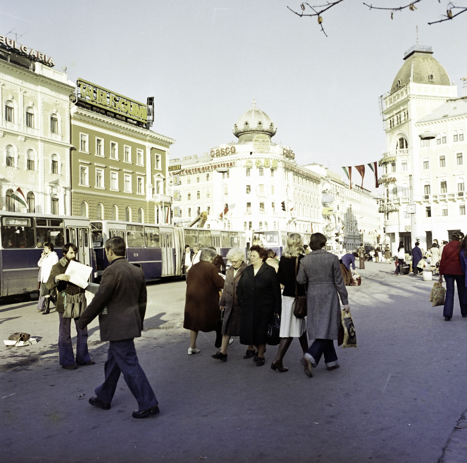 Hungary, Budapest VII.,Budapest VIII., Blaha Lujza tér, az autóbuszok mögött a felújított az EMKE ház és a Rákóczi út - Nagykörút kereszteződésnél álló épületek láthatók., 1977, Artfókusz, Budapest, Fortepan #280319