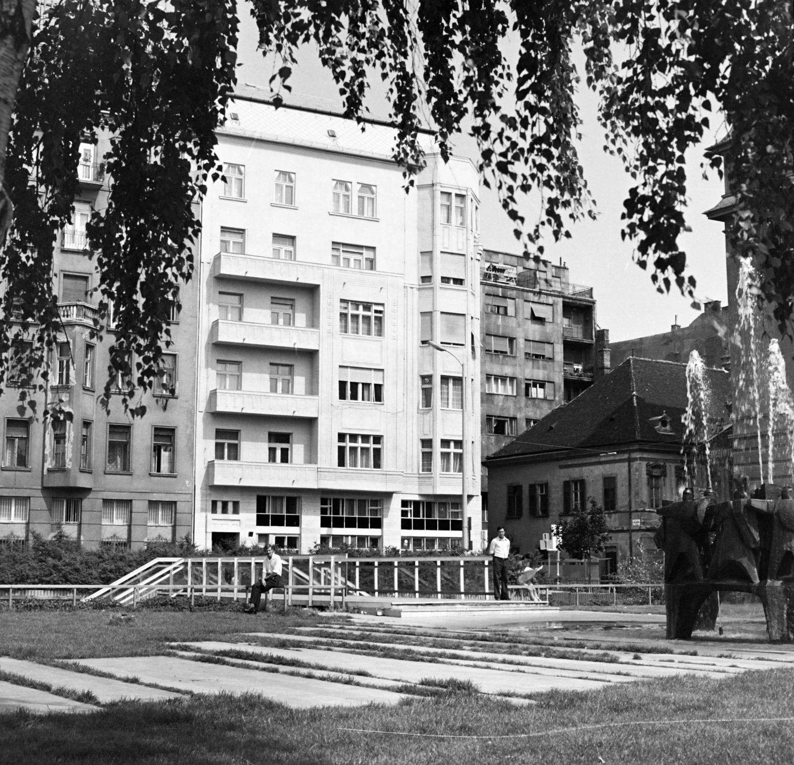 Hungary, Budapest V., Március 15. tér, park és a római romterület (Contra-aquincum) bemutatóhely, jobb szélen Tar István szobrászművész alkotása a Barbárok harca a rómaiakkal szökőkút / szoborcsoport (1971). Távolabb a háttérben a Galamb utca - Piarista (Pesti Barnabás) utca sarokon a felújított épülettel szemben a Péterffy-palota, benne a Százéves Étterem., 1978, Artfókusz, Budapest, Fortepan #280320