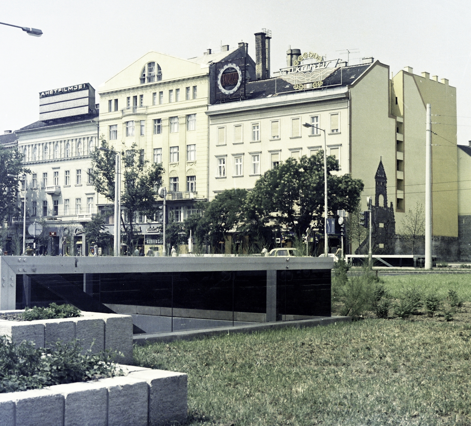 Hungary, Budapest V.,Budapest IX., Kálvin tér, házsor a Királyi Pál utca és a Kecskeméti utca között. A tűzfalon az egykori városkapu emlékét idézi a téglából kirakott ábrázolás., 1982, Artfókusz, street view, house, Budapest, Fortepan #280321