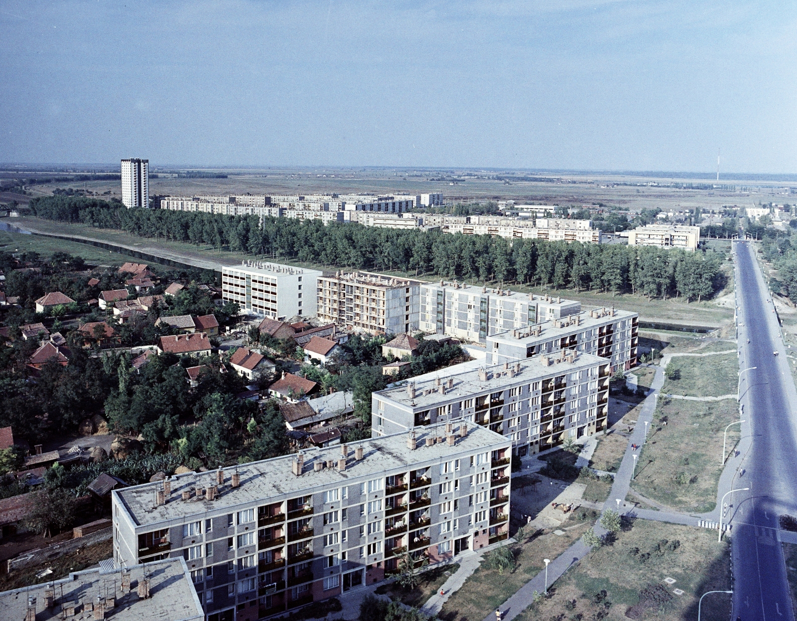 Hungary, Szolnok, kilátás a Várkonyi István téri toronyházból a Zagyva folyó felé. Balra a Városmajor (Vörös Csillag) út melletti toronyház. Jobbra a Kaposvári Gyula híd., 1971, Artfókusz, Fortepan #280324