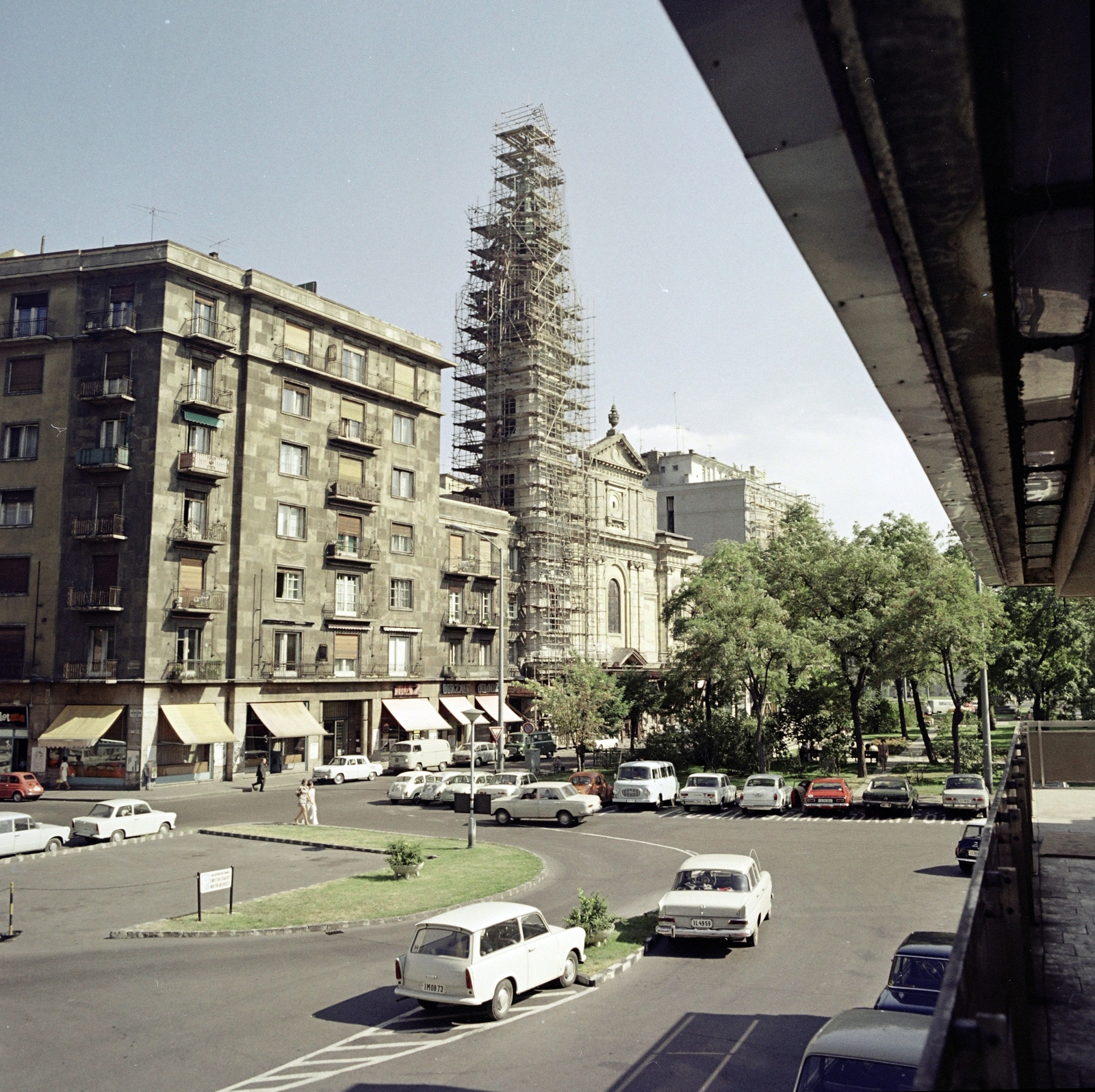 Hungary, Budapest V., szemben a Petőfi téren a felállványozott Nagyboldogasszony ortodox székesegyház. A felvétel a Hotel Duna Intercontinental üzletsorának teraszáról készült., 1975, Artfókusz, car park, Budapest, Fortepan #280329