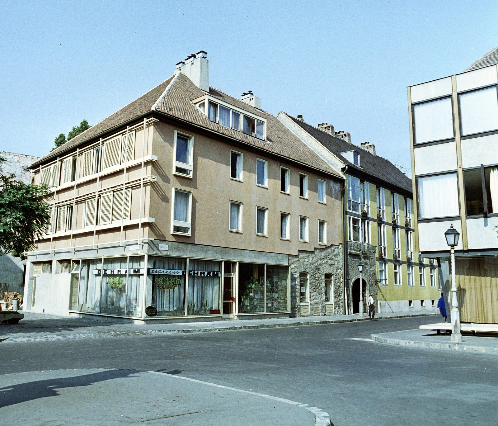 Hungary, Budapest I., Úri utca - Szentháromság utca kereszteződése, szemben a Behrám eszpresszó, jobbra a Fehér Galamb ház., 1972, Artfókusz, colorful, Budapest, Fortepan #280334