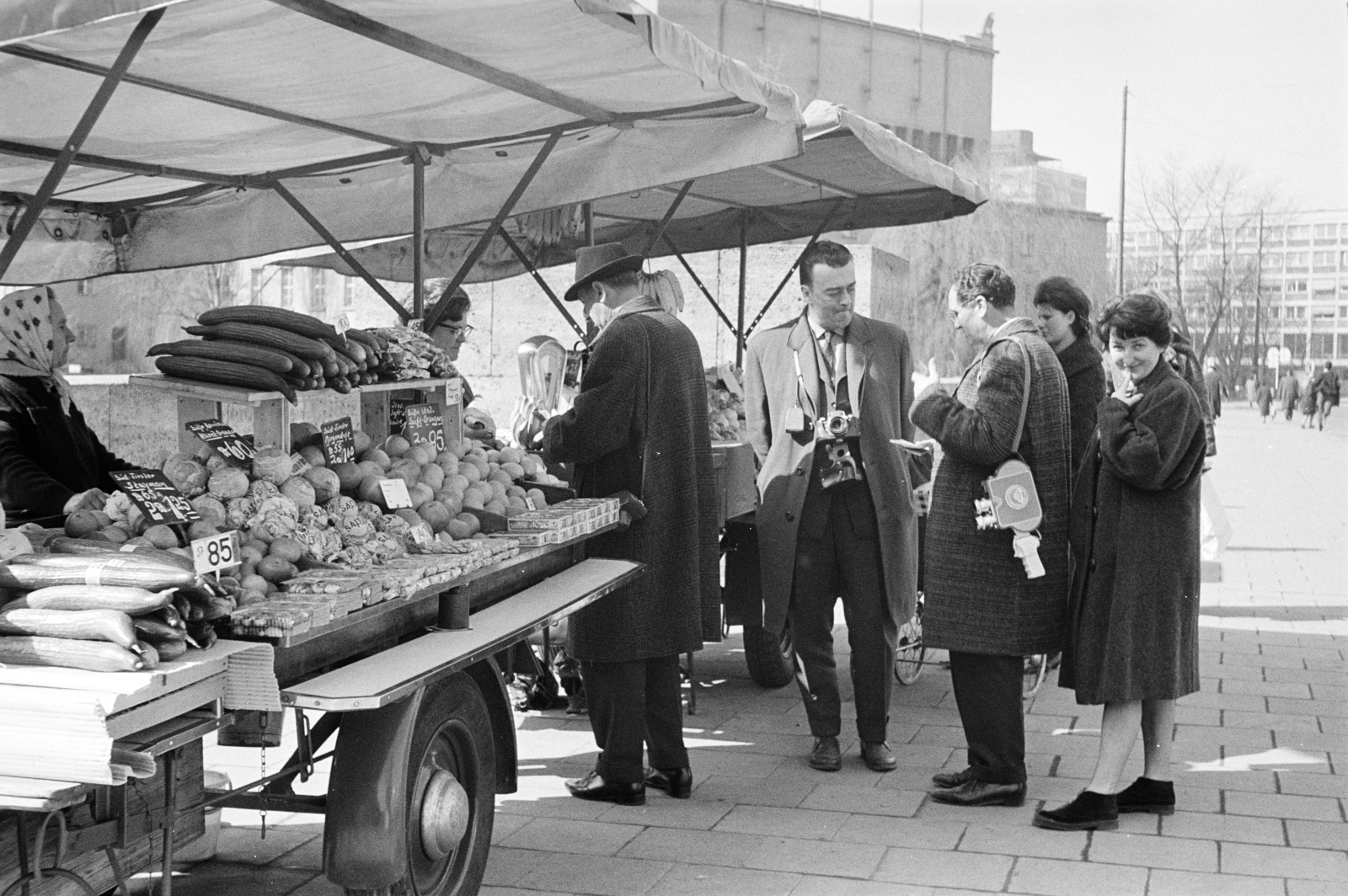 Germany, Munich, Ludwigsbrücke, Museumsinsel. Balra a Kongresshalle (ma „Forums der Zukunft“)., 1963, Artfókusz, camera, movie camera, market, fruit seller, price tag, Fortepan #280340