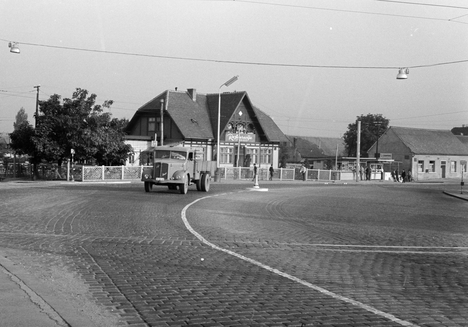 Horvátország, Zágráb, Savska cesta a Savski híd felől, szemben az egykori Repuš vendéglő., 1963, Artfókusz, Fábián József, Jugoszlávia, Fortepan #280346