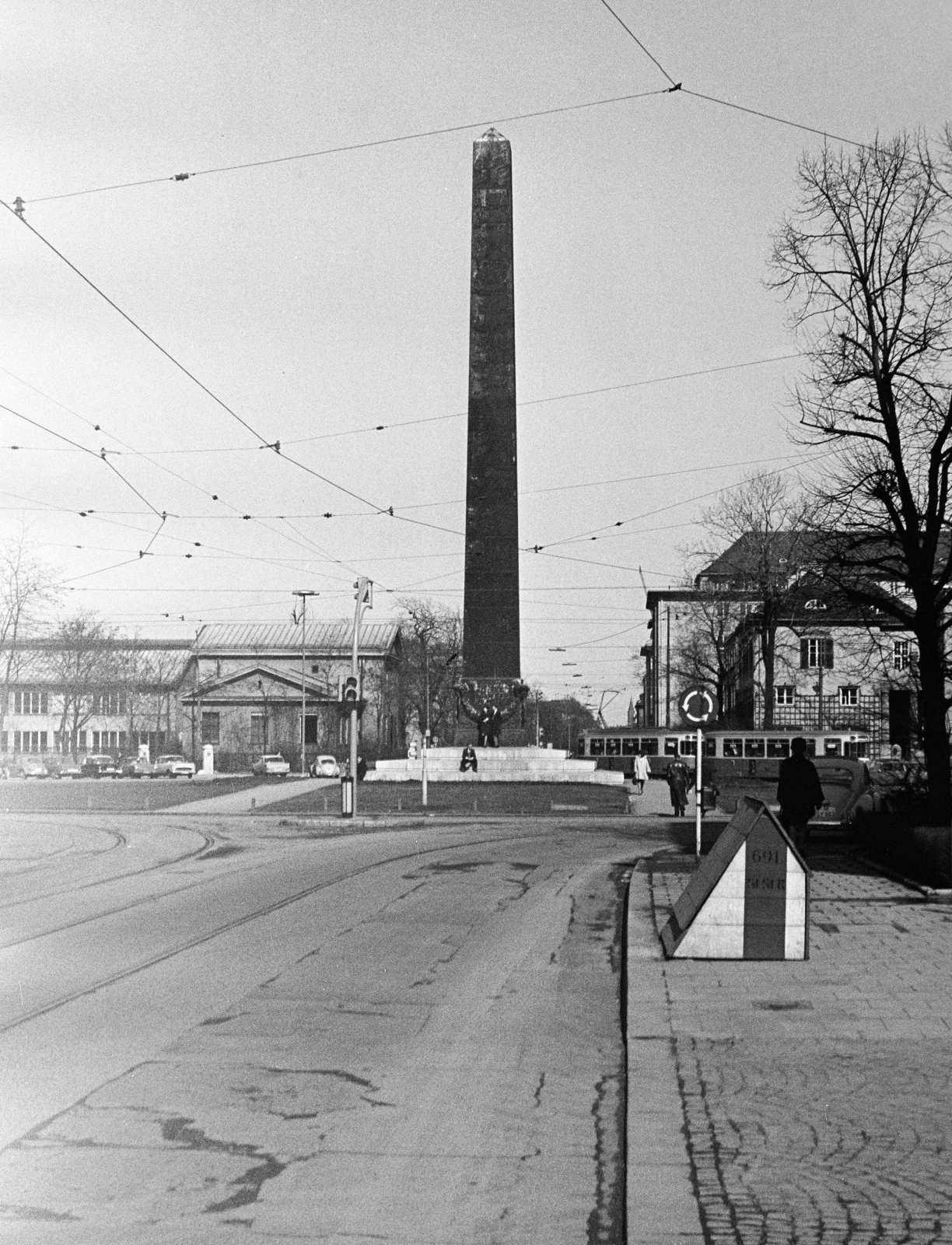 Germany, Munich, Karolinenplatz, Obeliszk Napóleon 1812-es orosz hadjáratában elesett 30 000 bajor katona tiszteletére., 1965, Artfókusz, Fortepan #280353