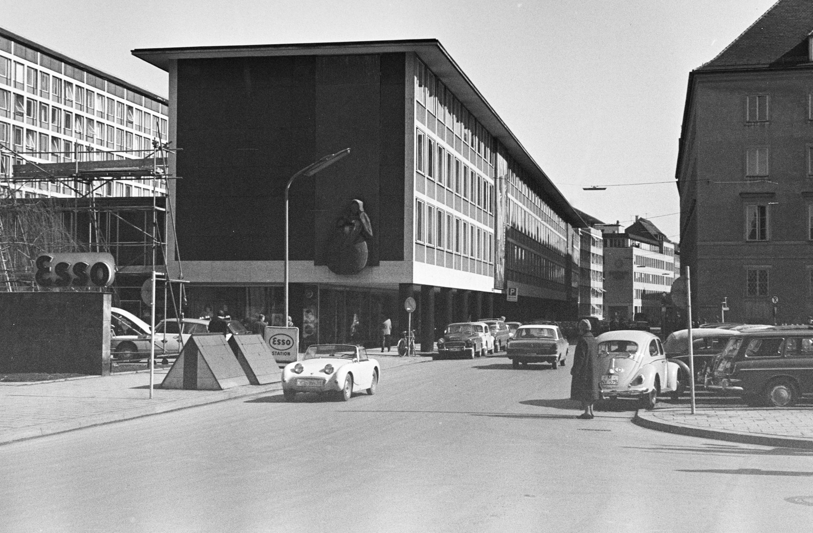 Németország, München, középen a Maxburgstraße 4. szám alatti igazságszolgáltatási épület. Szemközti oldalhomlokzatán Karl Knappe szobrászművész „Angyal földgömbbel” című homokkő domborműve. Főhomlokzatán Blasius Spreng és Wilhelm Braun festőművészek mozaikja., 1965, Artfókusz, Fábián József, Fortepan #280354