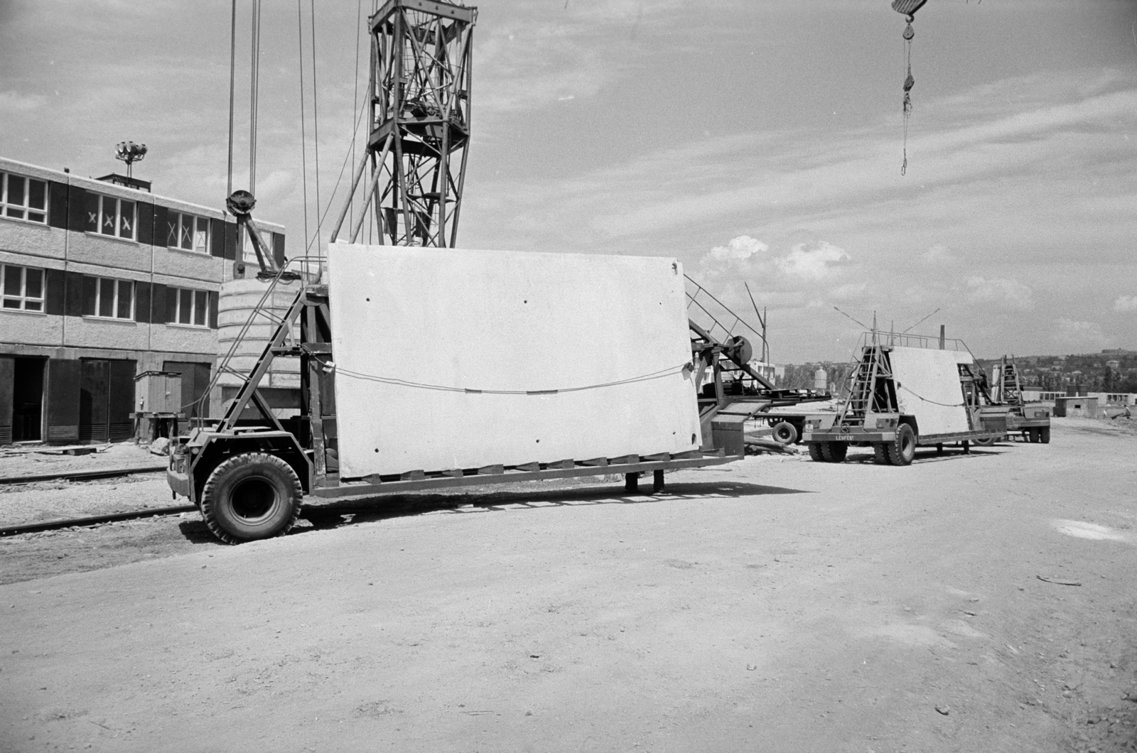 Magyarország, Budapest XI., a Tétényi út 38/a-42/b számú ház építése, jobbra a távolban a Gellért-hegy és a Citadella., 1966, Artfókusz, Fábián József, Budapest, Kelenföldi lakótelep, Fortepan #280368