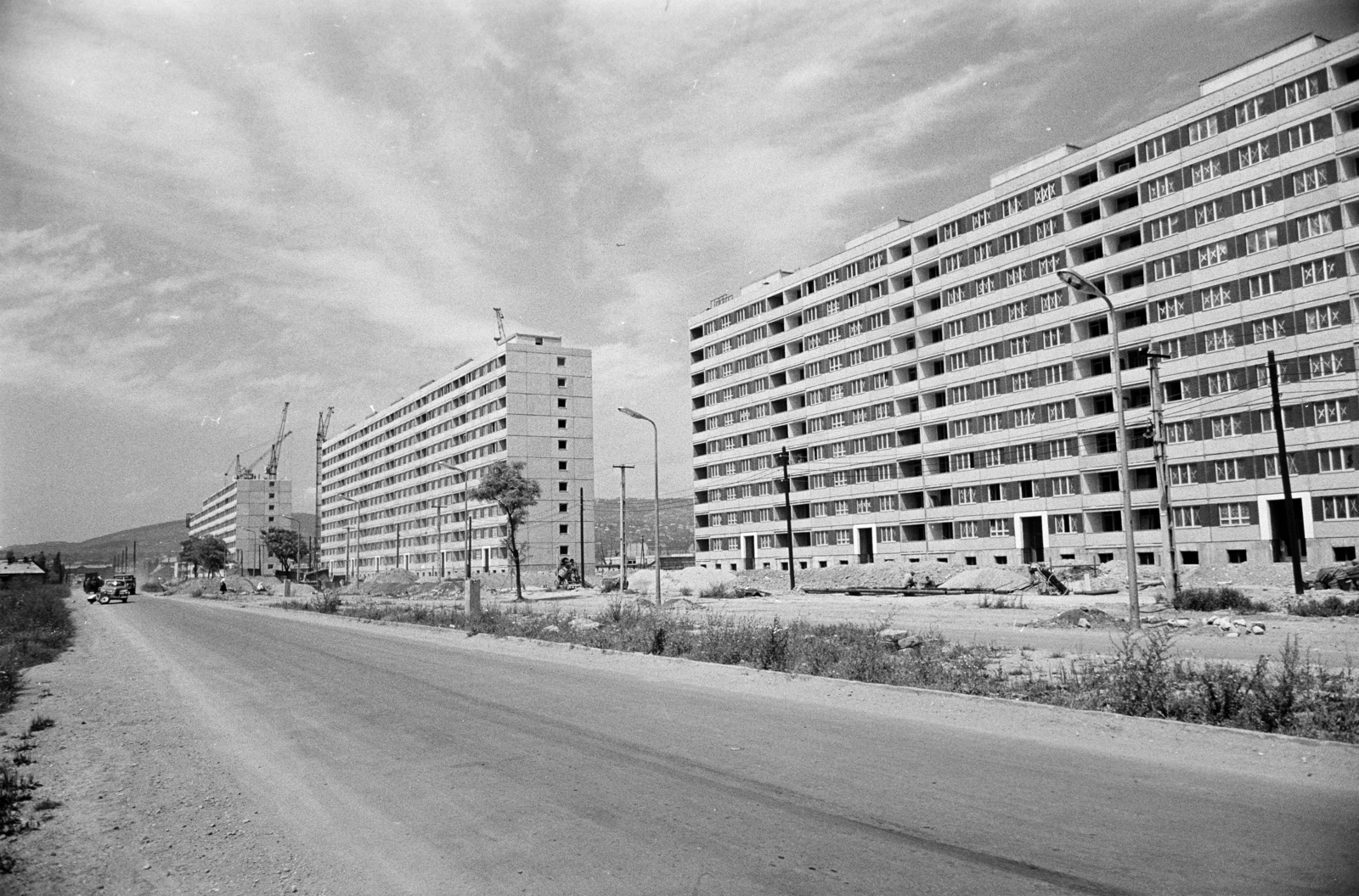 Magyarország, Budapest XI., Etele út, jobbra a 15-25., távolabb 27-37. és 39-49. számú házak láthatók., 1966, Artfókusz, Fábián József, Budapest, Kelenföldi lakótelep, Fortepan #280370