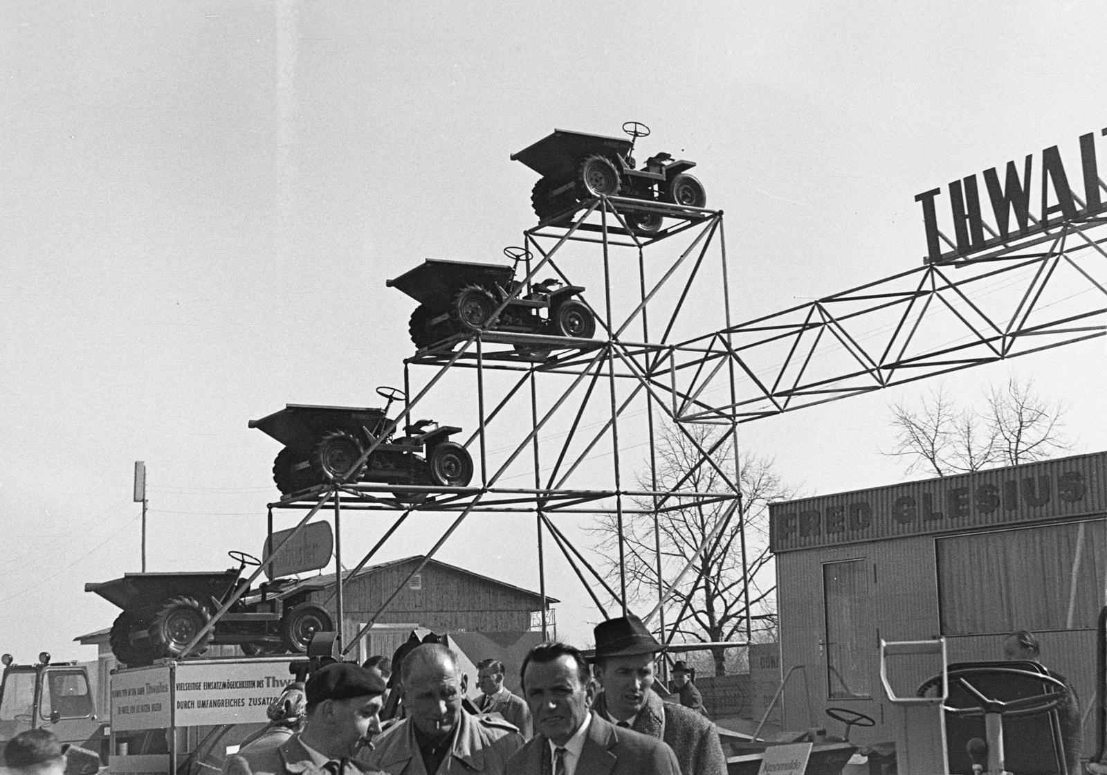 Németország, München, Oberwiesenfeld (később az Olimpiai Park épült a helyén), Bauma építőipari vásár., 1965, Artfókusz, Fábián József, dömper, állvány, NSZK, Fortepan #280381