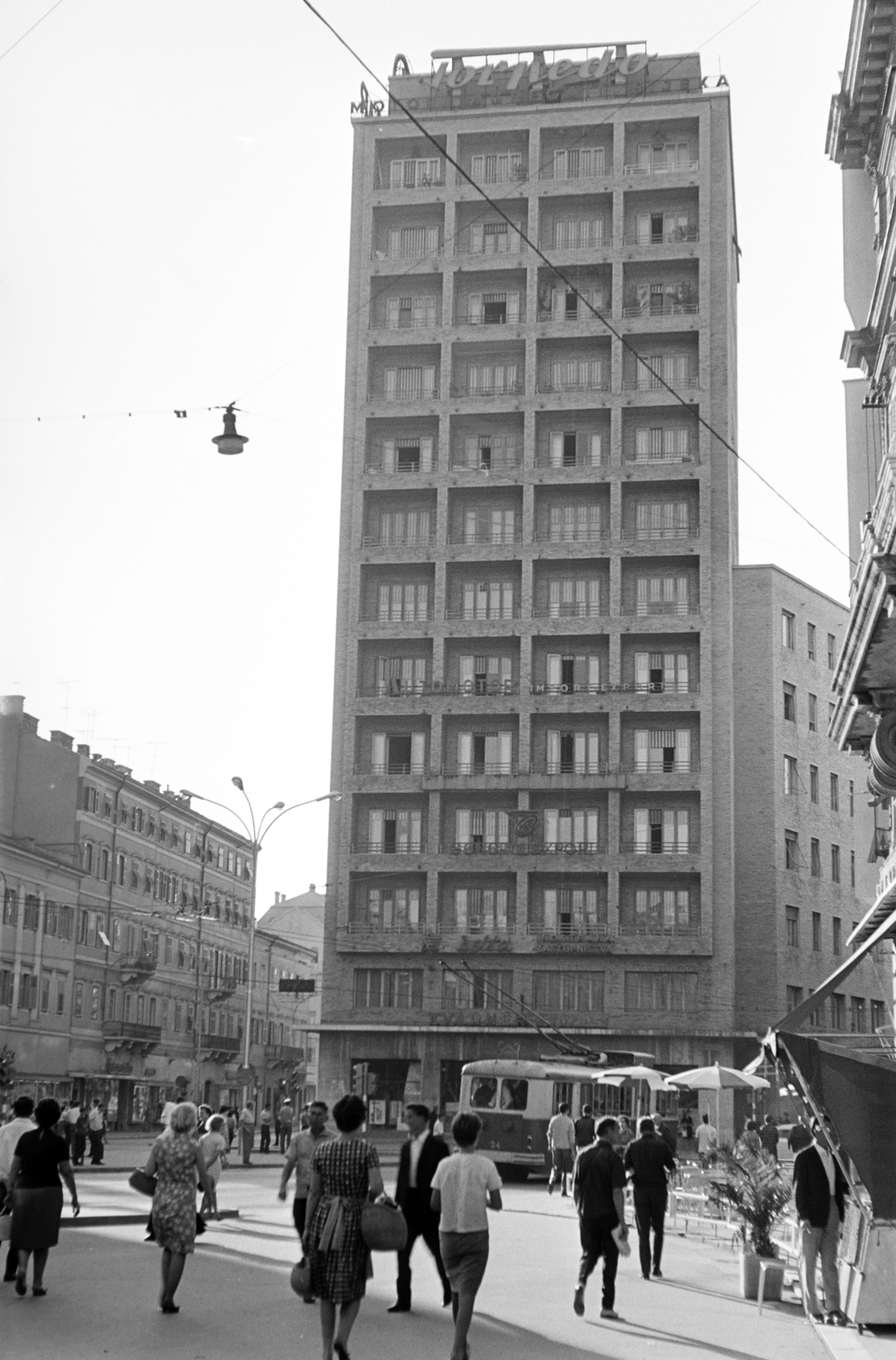 Croatia,Adriatic Sea, Rijeka, Jadranski trg, szemben a Riječki neboder (palača Àrbori / palazzo Arbori)., 1970, Artfókusz, Yugoslavia, Fortepan #280389