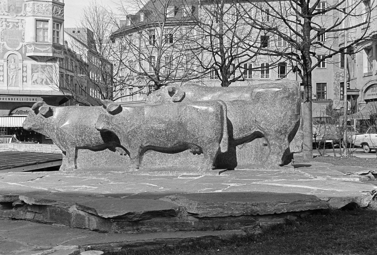 Germany, Munich, Rindermarkt, Rindermarktbrunnen (Josef Henselmann, 1964.). Háttérben balra a Rindermarkt 10. számú Ruffinihaus, homlokzatán freskókkal., 1965, Artfókusz, sculpture, cattle, Fortepan #280390