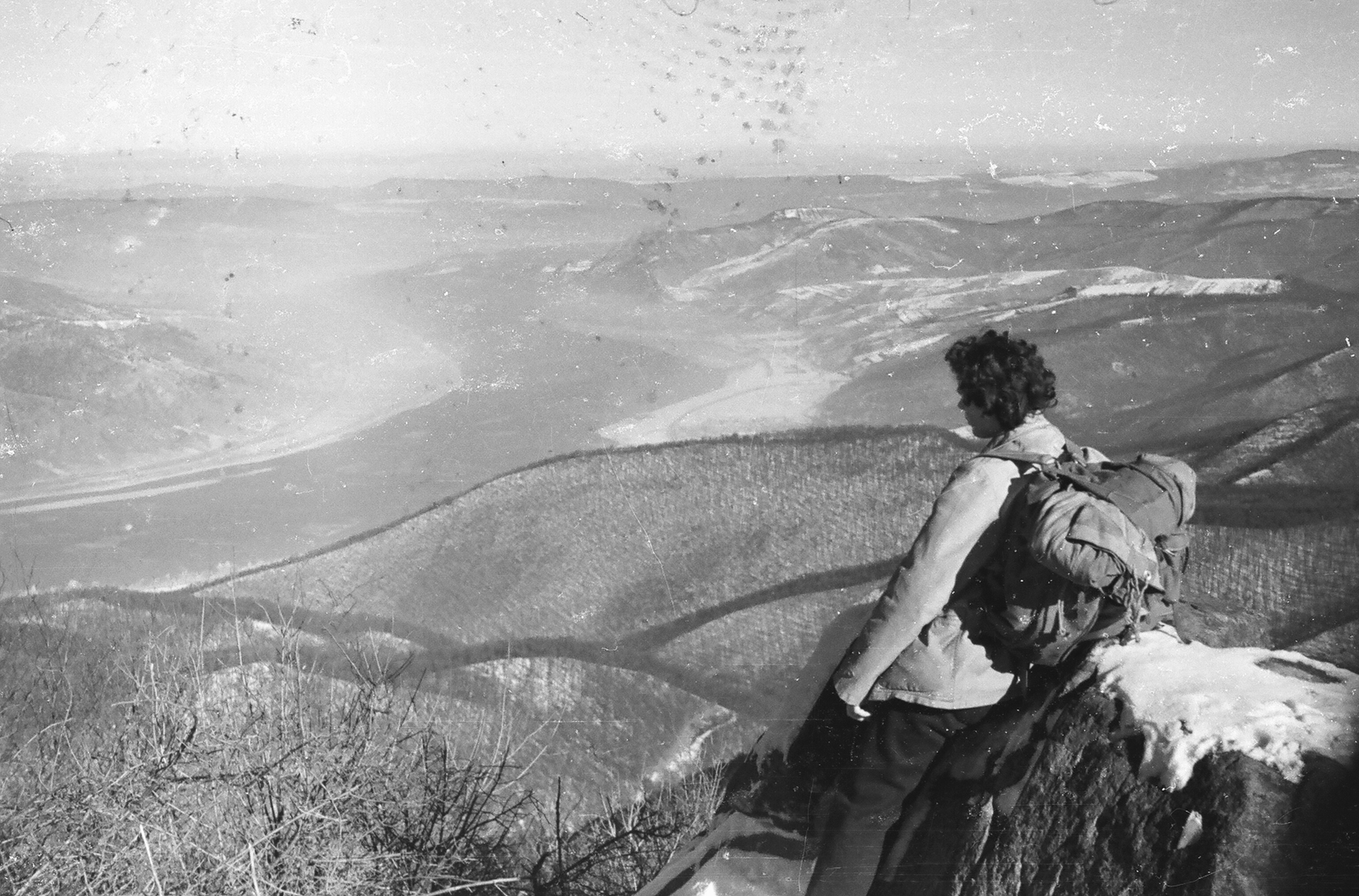 Magyarország,Dunakanyar, Visegrádi-hegység, Prédikálószék, látkép Nagymaros és Visegrád felé., 1958, Umann Kornél, hegycsúcs, hátizsák, Fortepan #28040