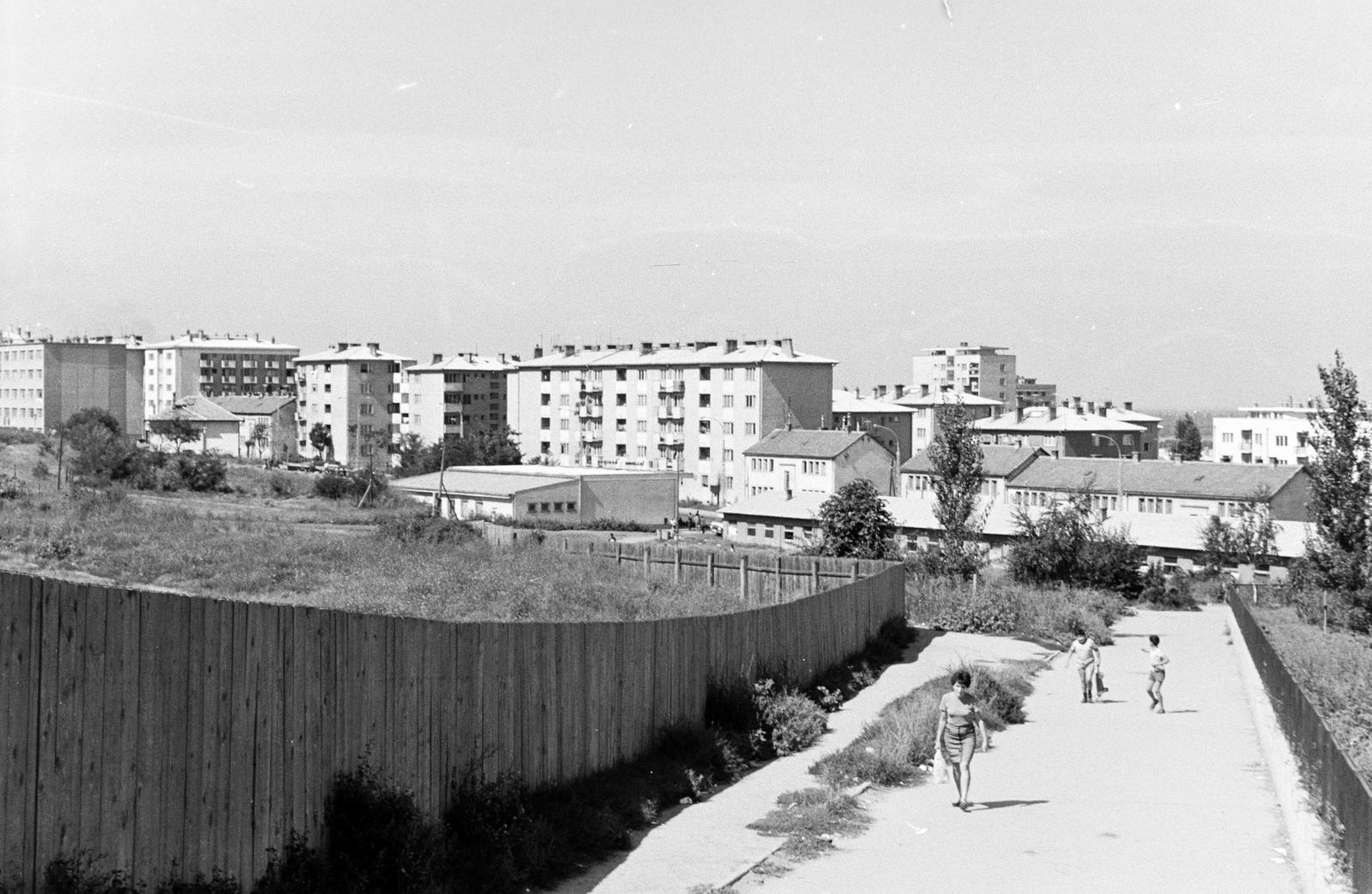 Serbia, Belgrade, kilátás Karaburma városrészre az ulica Garsije Lorke-t és az ulica Marijane Gregoran-t összekötő átjáró felől, a szalagház a kép közepén keresztben az ulica Garsije Lorke 45-49., 1969, Artfókusz, Yugoslavia, Fortepan #280403
