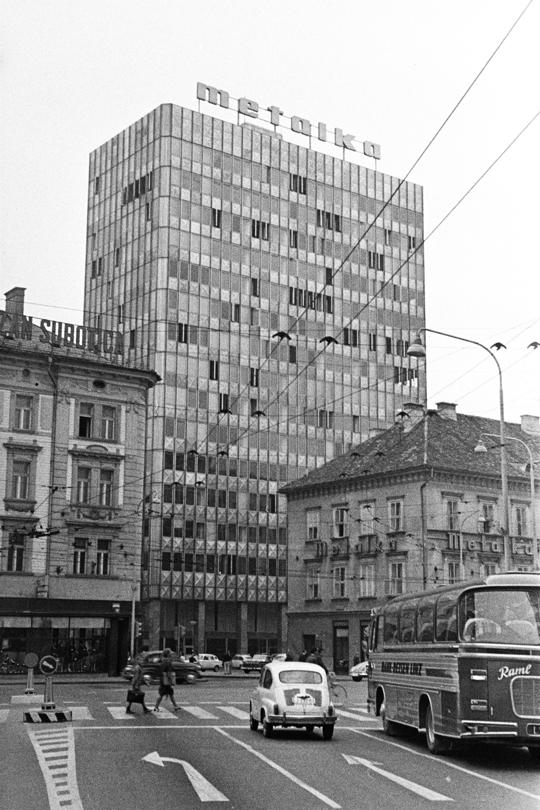 Szlovénia, Ljubljana, Gosposvetska cesta, a Slovenska cesta kereszteződésén túl a Dalmatinova ulica., 1970, Artfókusz, Fábián József, gyalogátkelő, Jugoszlávia, Fortepan #280411