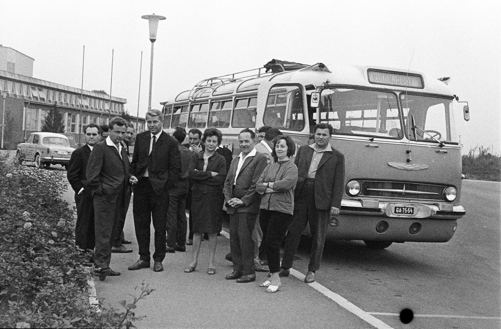 Szlovénia, Ljubljana, a felvétel a Ljubljanai Egyetem Szociológiai, Politikatudományi és Újságírói Kar épülete előtt készült., 1963, Artfókusz, Fábián József, rendszám, Ikarus-márka, autóbusz, Jugoszlávia, Fortepan #280413