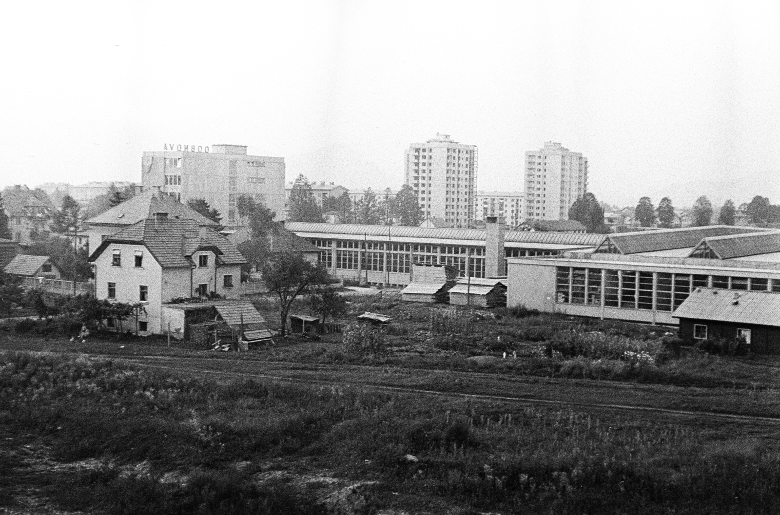Szlovénia, Ljubljana, kilátás a Ljubljanai Egyetem Szociológiai, Politikatudományi és Újságírói Kar épületétől a Dunajska cesta épületei felé., 1967, Artfókusz, Fábián József, Jugoszlávia, Fortepan #280414