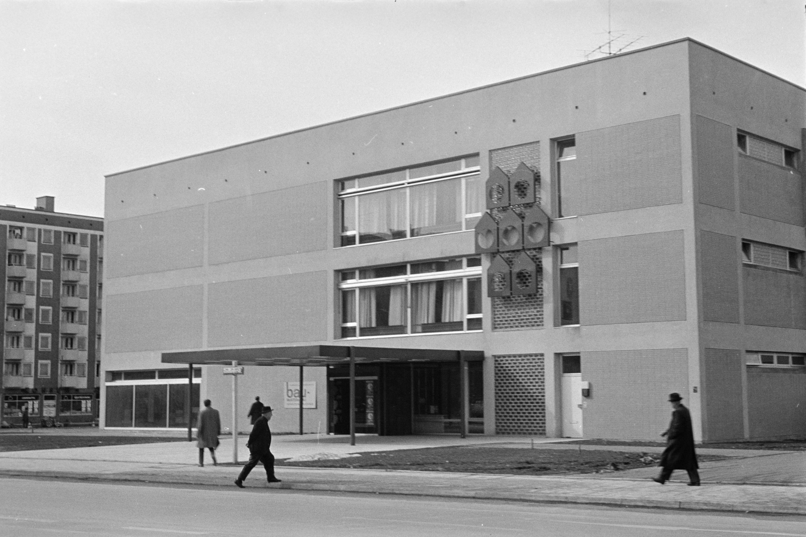 Németország, München, Radlkoferstraße 16., a Bauzentrum épülete, bal szélen a háttérben a Pfeuferstraße 14. látható., 1965, Artfókusz, Fábián József, NSZK, Fortepan #280422