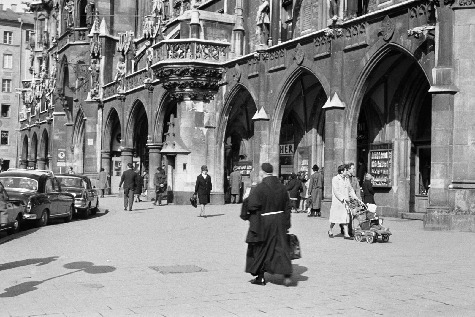 Germany, Munich, Új Városháza (Neues Rathaus)., 1965, Artfókusz, baby carriage, cassock, pedestrian, FRG, Fortepan #280439