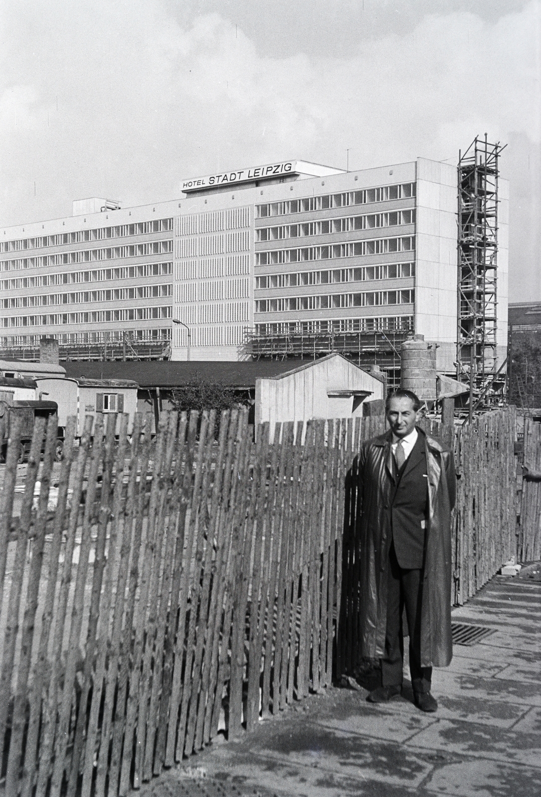 Germany, Leipzig, a felvétel a Ritterstraße és a Brühl közelében készült, háttérben a Hotel Stadt Leipzig, mögötte a Főpályaudvar (Hauptbahnhof) teteje látható., 1965, Artfókusz, GDR, Fortepan #280442