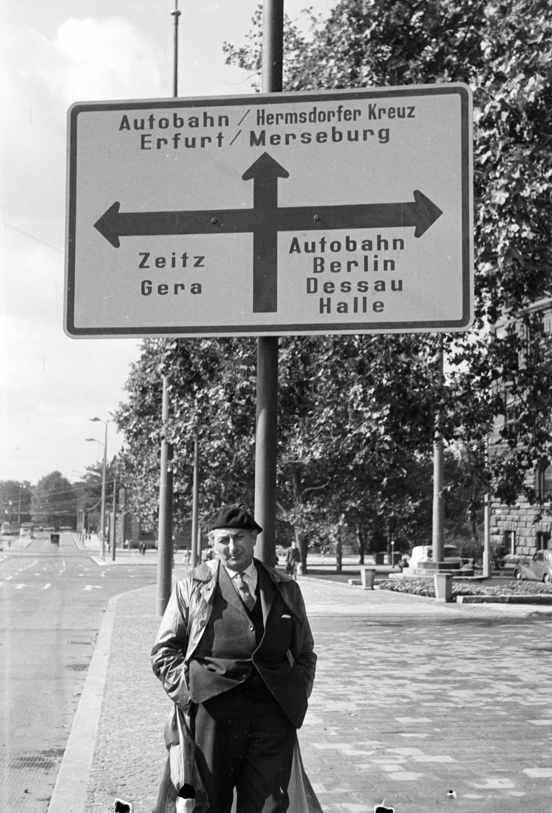 Germany, Leipzig, a Martin-Luther-Ring, a felvétel Roßplatz - Harkortstraße közötti szakaszon a Neues Rathaus előtt készült., 1965, Artfókusz, road signs, GDR, Fortepan #280443