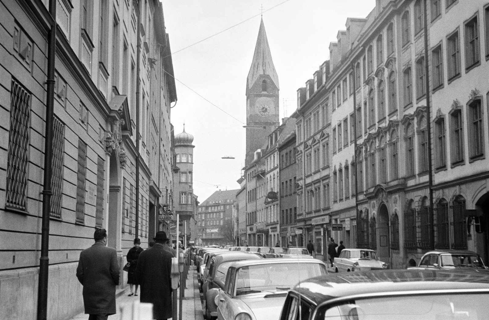 Németország, München, Damenstiftstraße, középen a Brunnstraße sarkán álló tornyos háztól folytatólag a Kreuzstraße. Jobbra az Allerheiligenkirche am Kreuz / Kreuzkirche., 1965, Artfókusz, Fábián József, NSZK, Fortepan #280444