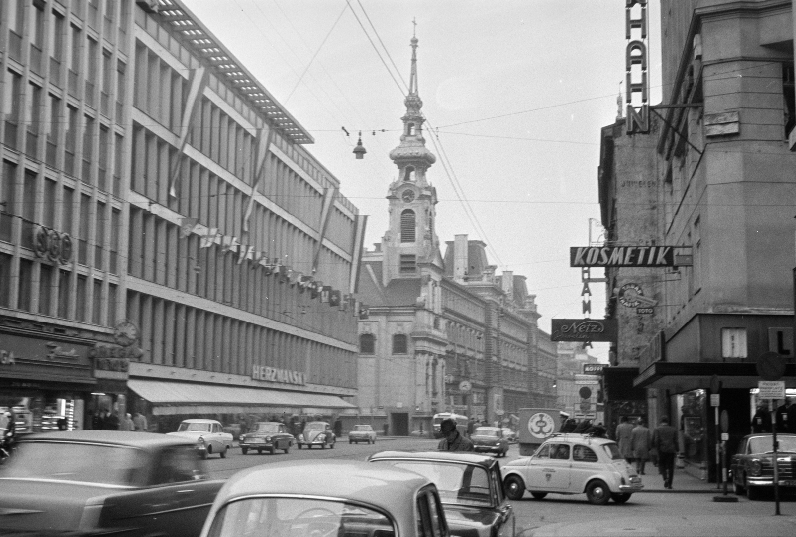 Ausztria, Bécs, Mariahilfer Strasse a 49. számtól a Stiftgasse felé, a kép közepén a Stiftskirche zum Heiligen Kreuz látható., 1965, Artfókusz, Fábián József, Fortepan #280446