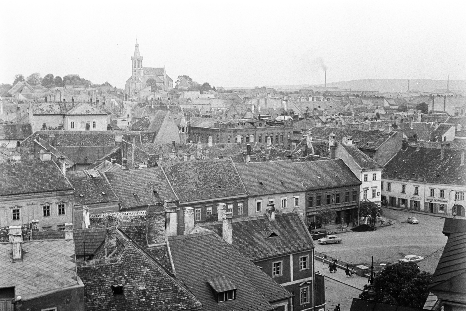 Magyarország, Sopron, kilátás a Tűztoronyból a Szent Mihály-templom felé, előtérben az Előkapu és a Várkerület (Lenin körút)., 1965, Artfókusz, Fábián József, Fortepan #280456