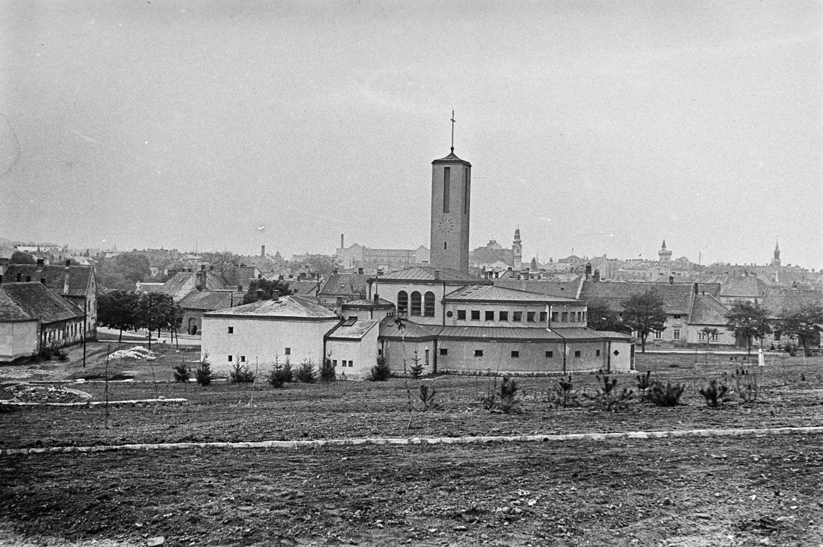 Magyarország, Sopron, kilátás a Mikes Kelemen utca felől a Szent István király-templom felé, mögötte a Fapiac melletti házsor látható., 1965, Artfókusz, Fábián József, Fortepan #280461