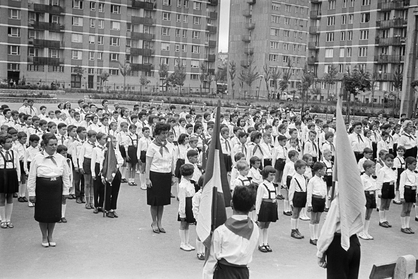 Hungary, Budapest XI., Baranyai utca 16-18., a felvétel az Általános Iskola (később Lágymányosi Bárdos Lajos Két Tanítási Nyelvű Általános Iskola) udvarán készült., 1963, Artfókusz, Budapest, Fortepan #280463