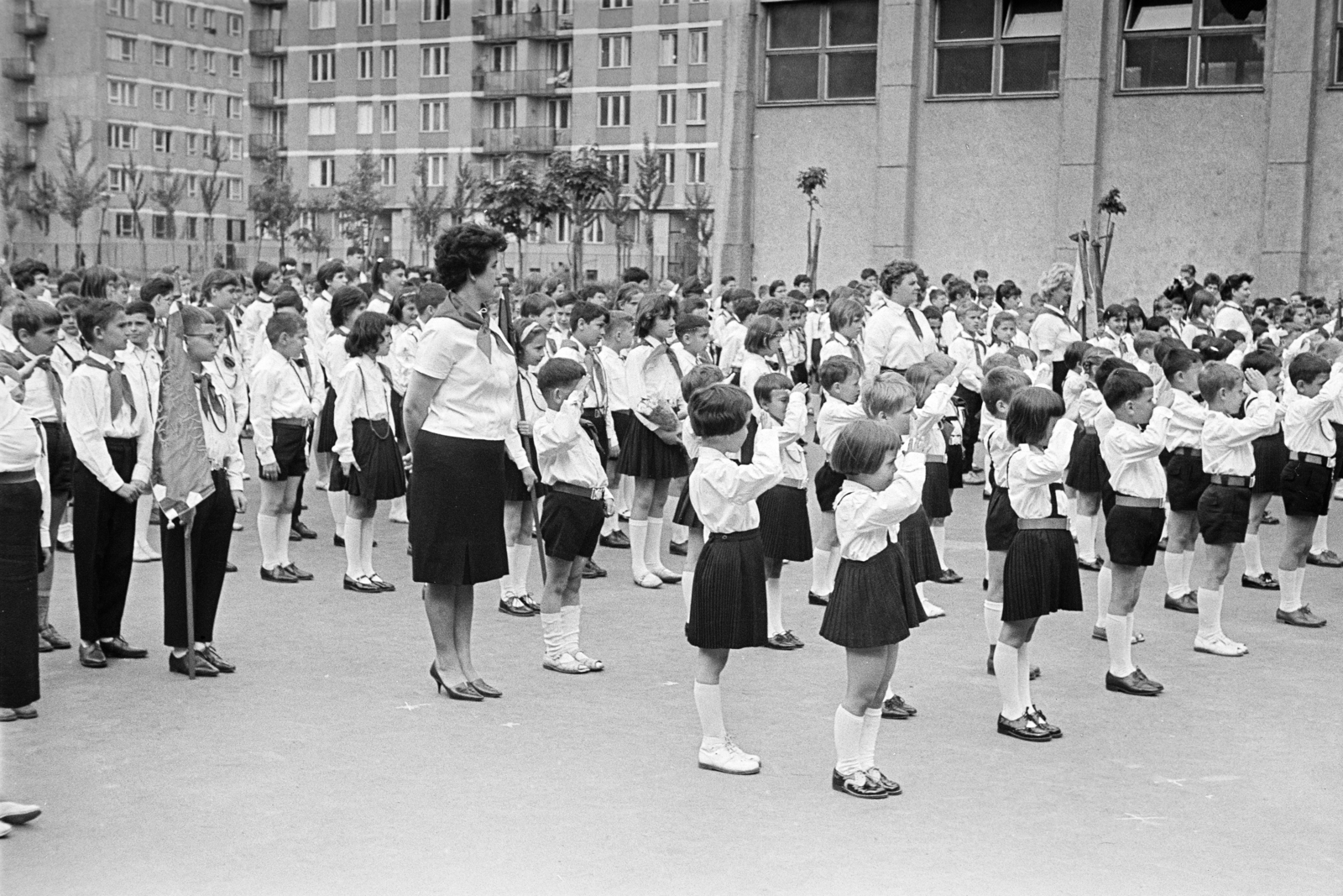 Hungary, Budapest XI., Baranyai utca 16-18., a felvétel az Általános Iskola (később Lágymányosi Bárdos Lajos Két Tanítási Nyelvű Általános Iskola) udvarán készült., 1963, Artfókusz, Budapest, Fortepan #280465