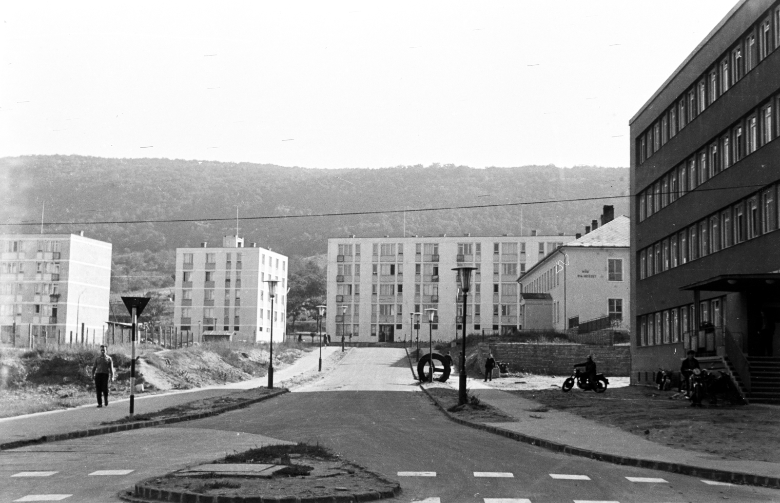 Magyarország, Tatabánya, Újvárosi lakótelep, Előd vezér utca a Komáromi utca - Kós Károly utca közötti szakaszon., 1965, Artfókusz, Fábián József, Fortepan #280472