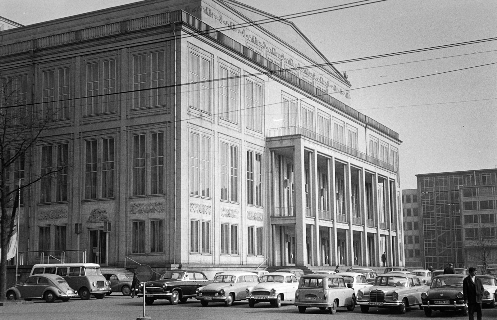 Germany, Leipzig, Goethestraße az Augustusplatz (Karl-Marx-Platz) felé nézve az Operaház (Opernhaus) előtt., 1965, Artfókusz, GDR, Fortepan #280483
